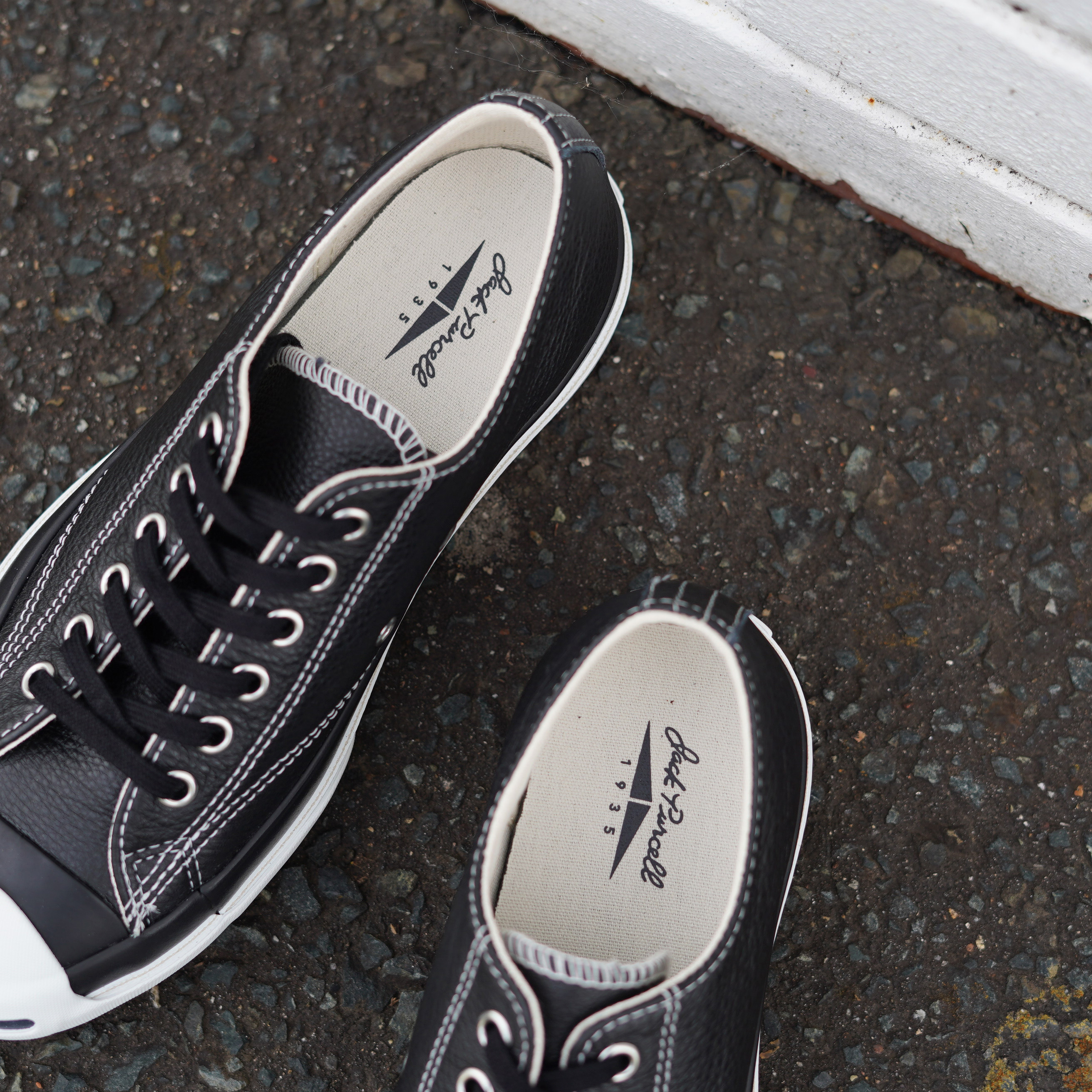 <span>黒いレザーで楽しむ、ふたつのJACK PURCELL 1935</span>