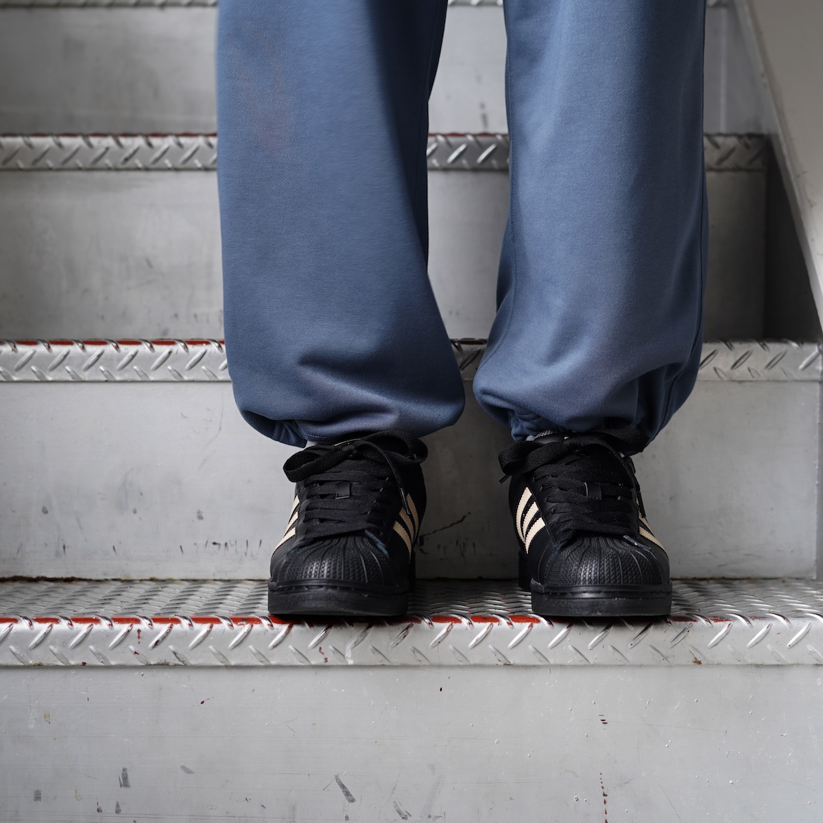 adidas Originals / Superstar II (Core Black × Stone Khaki)