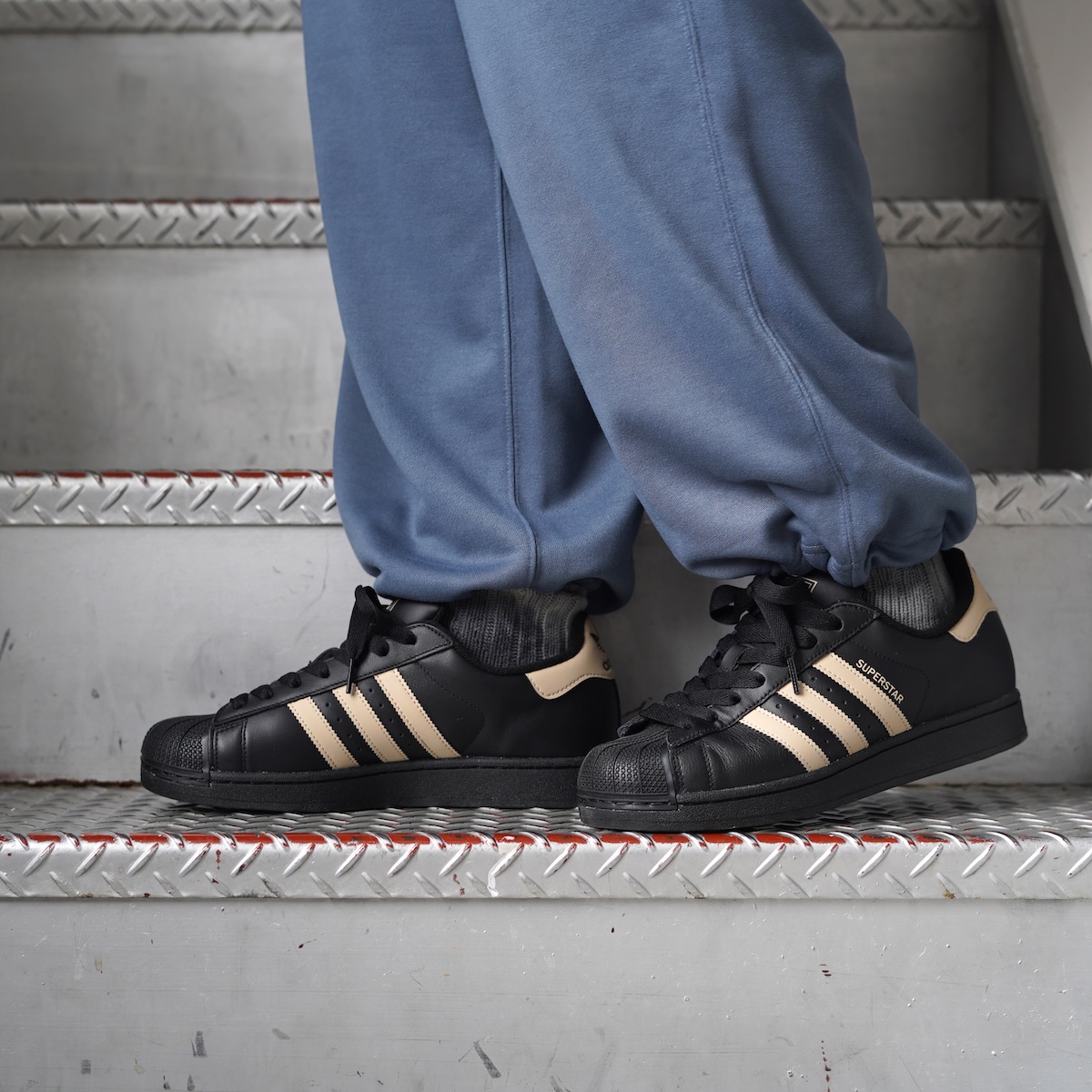 adidas Originals / Superstar II (Core Black × Stone Khaki)