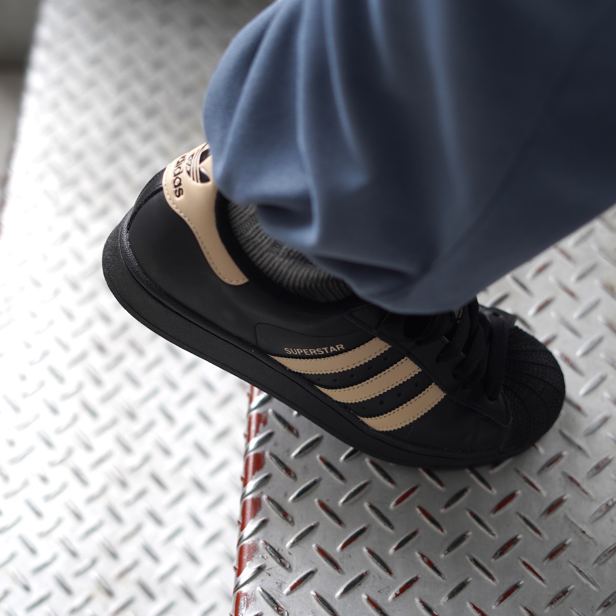 adidas Originals / Superstar II (Core Black × Stone Khaki)