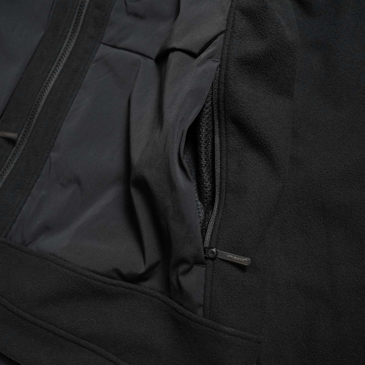 DESCENTE ALLTERRAIN 81 / 3L FLEECE JACKET  (Black) サイドポケット