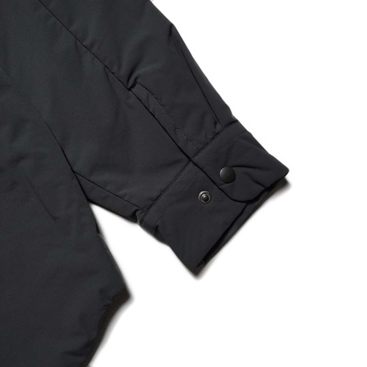 DESCENTE ALLTERRAIN I/O / INSULATED LIGHTWEIGHT L/S SHIRT  (Smoke Black) 袖ボタン