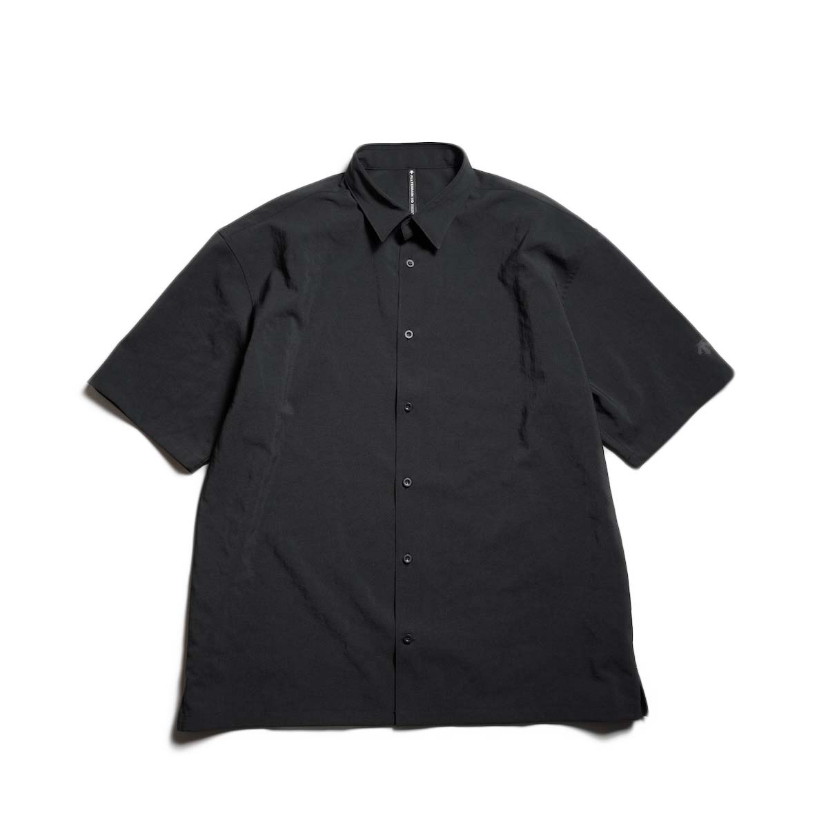 DESCENTE ALLTERRAIN I/O / LINEN LIKE H/S SHIRT (Smoke Black)