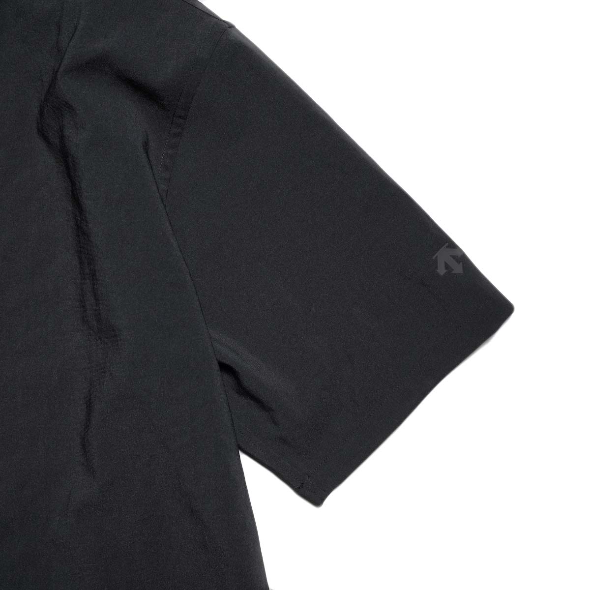 DESCENTE ALLTERRAIN I/O / LINEN LIKE H/S SHIRT (Smoke Black)