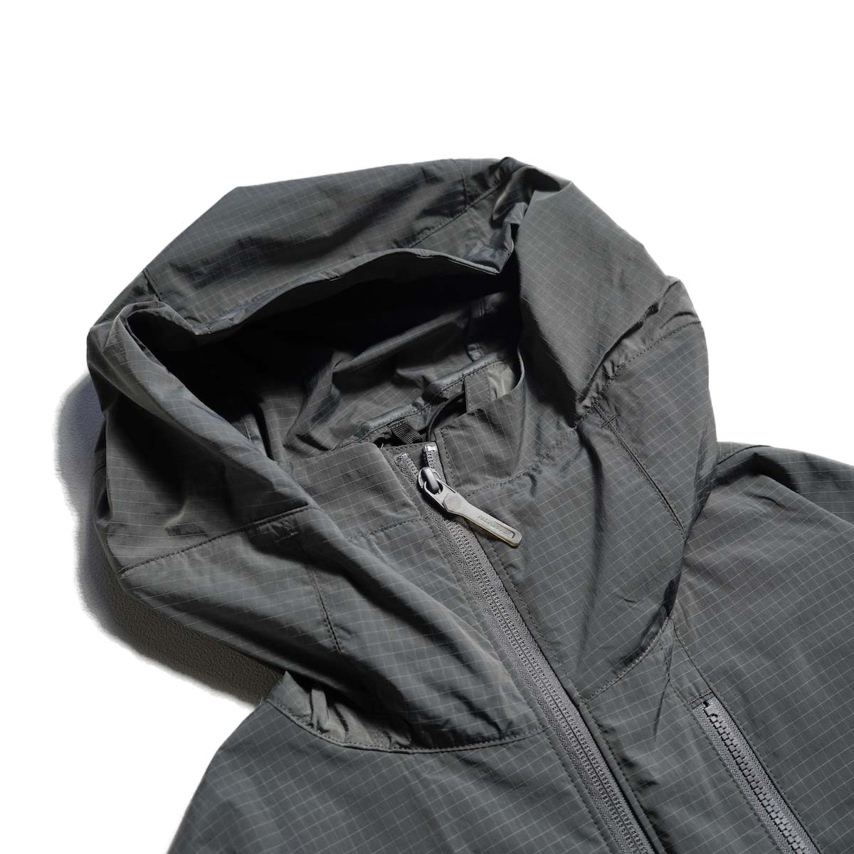 DESCENTE ALLTERRAIN 81 / GREYISH RIPSTOP PARKA (Lip black)