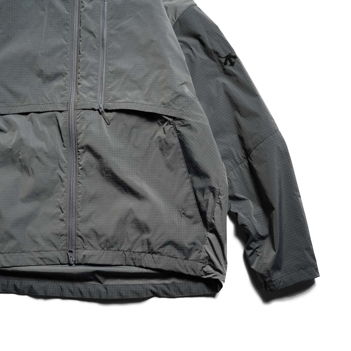 DESCENTE ALLTERRAIN 81 / GREYISH RIPSTOP PARKA (Lip black)