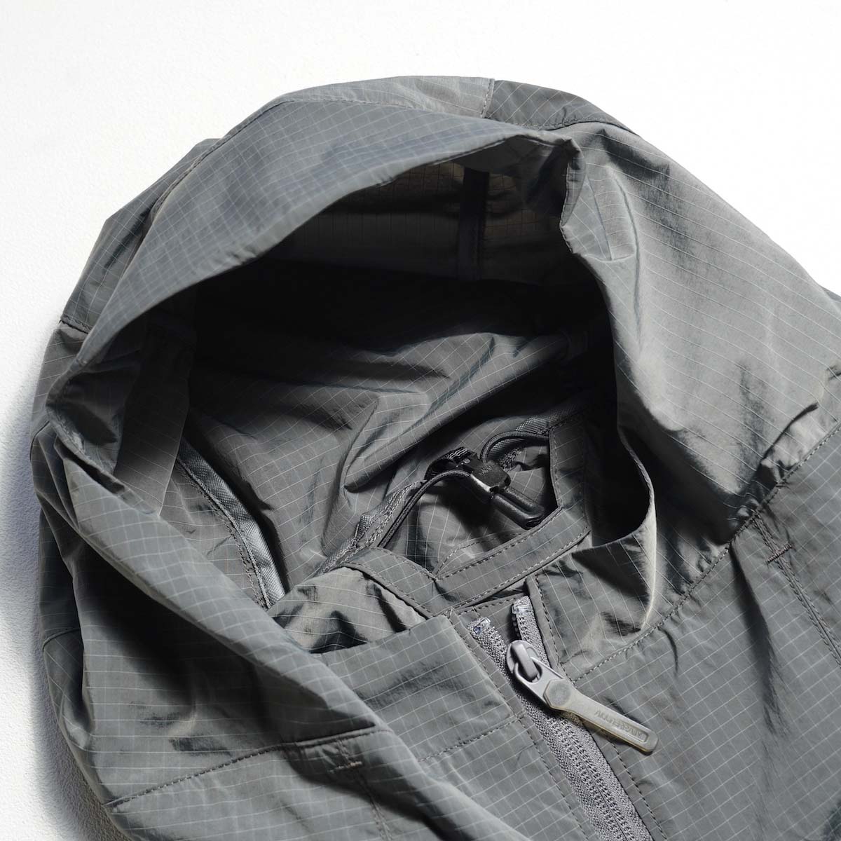 DESCENTE ALLTERRAIN 81 / GREYISH RIPSTOP PARKA (Lip black)