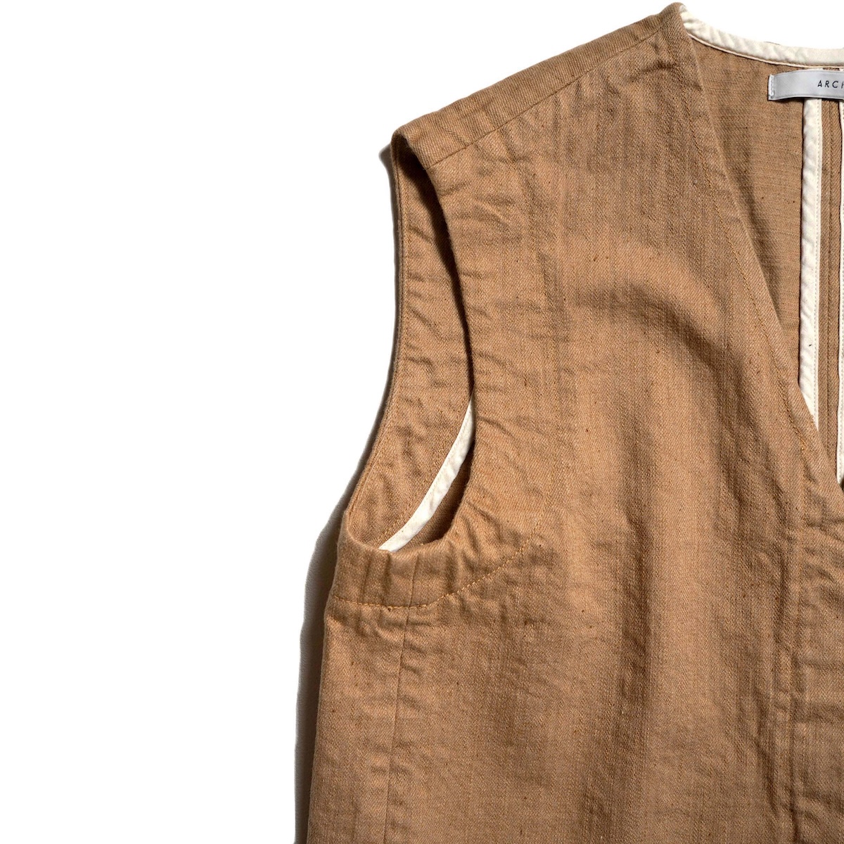 ARCHI / 13oz DENIM VEST (Beige) 袖刳り