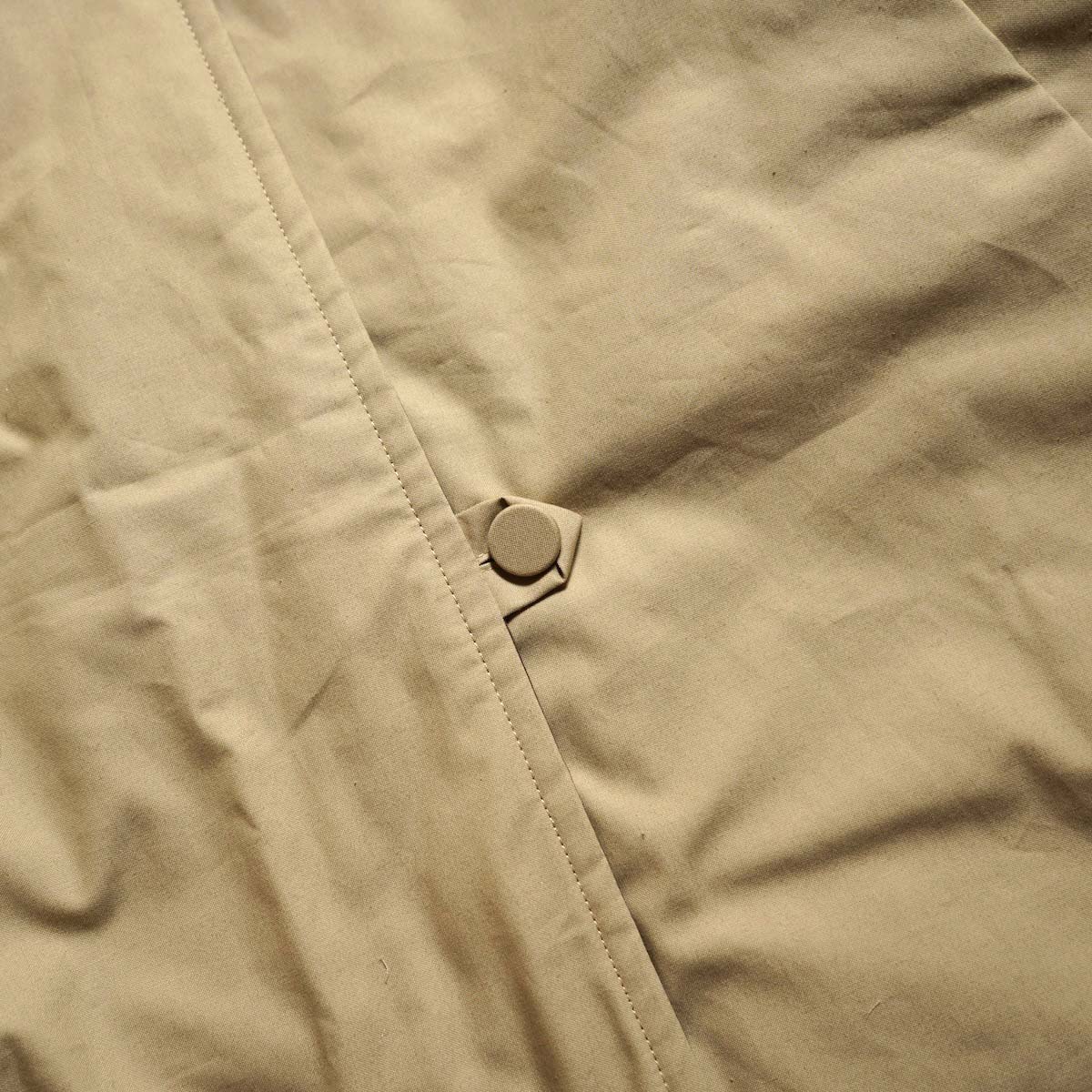 ARCHI / WEATHER CLOTH COAT (Beige/Brown) A面-ボタン