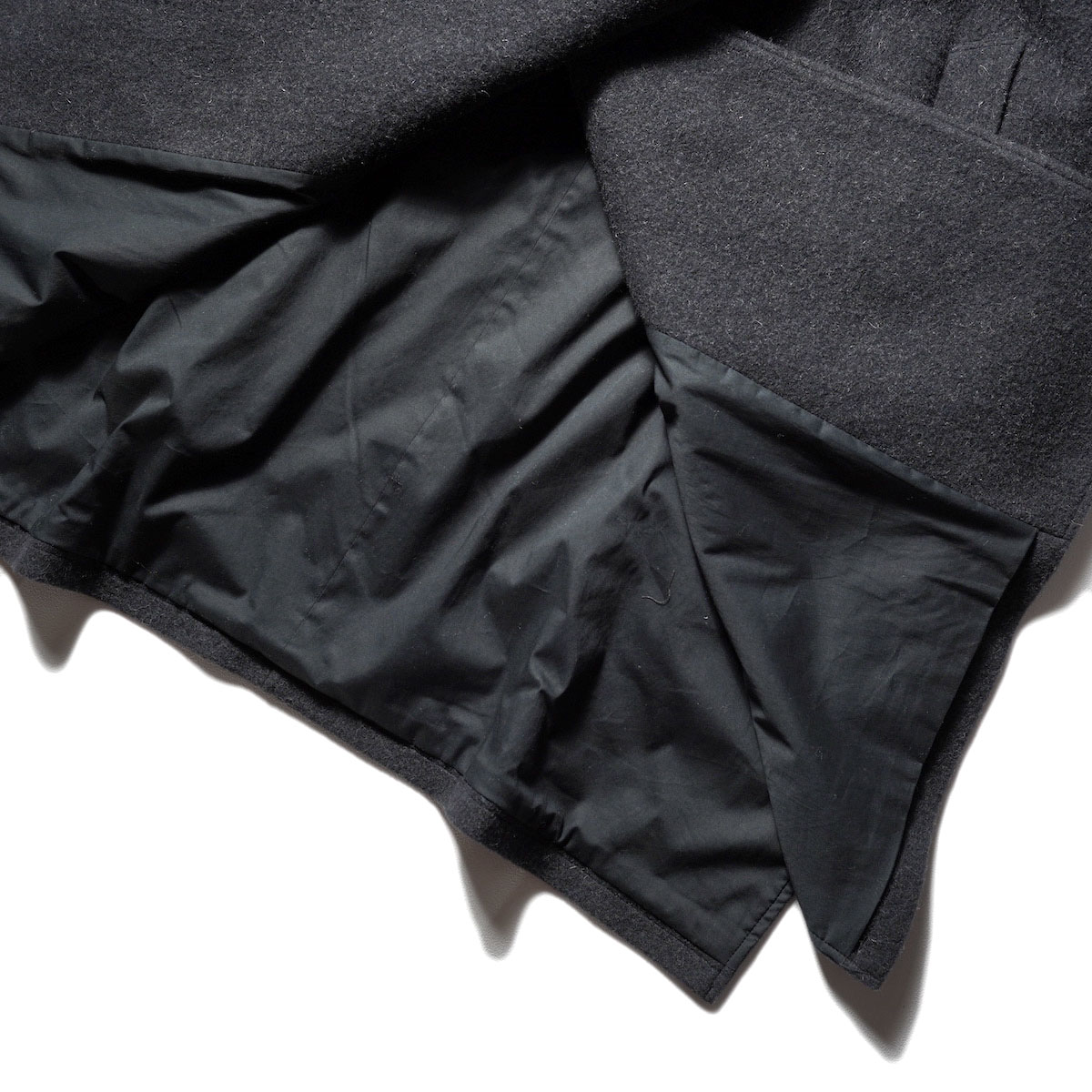 ARMEN / MELTON DOUBLE BREASTED CAPE (Dk Charcoal)