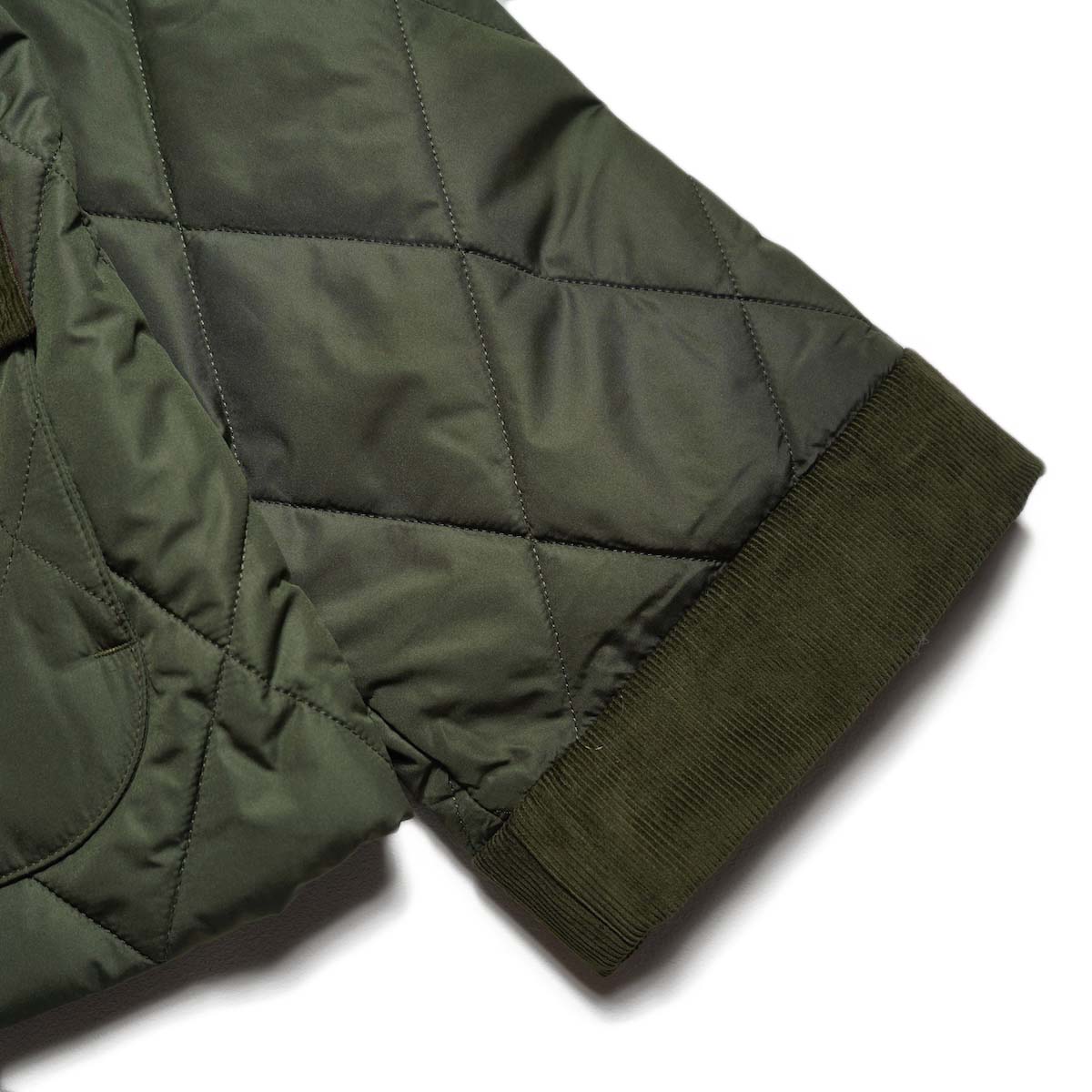 Barbour / KILNWICK QUILTED JACKET (Khaki) 袖先