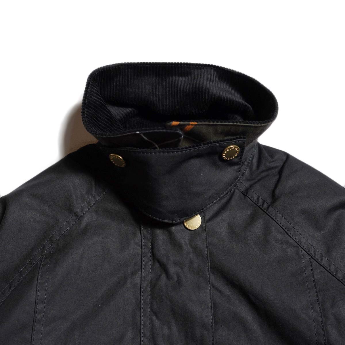 Barbour / CROPPED BEADNELL WAX JACKET (Black) 襟ストラップ
