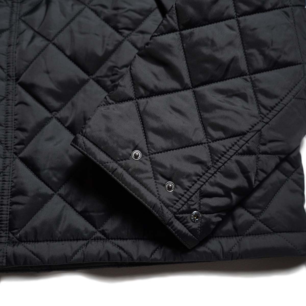 Barbour / OS TRANSPORT QUILTED JACKET (Black) 袖先