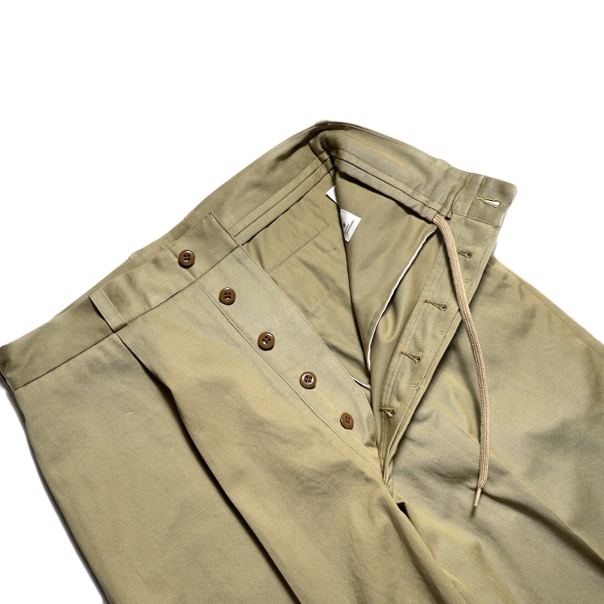 blurhms ROOTSTOCK / Classic Chino Pants (Dust Beige) ボタンフライ、ドローコード