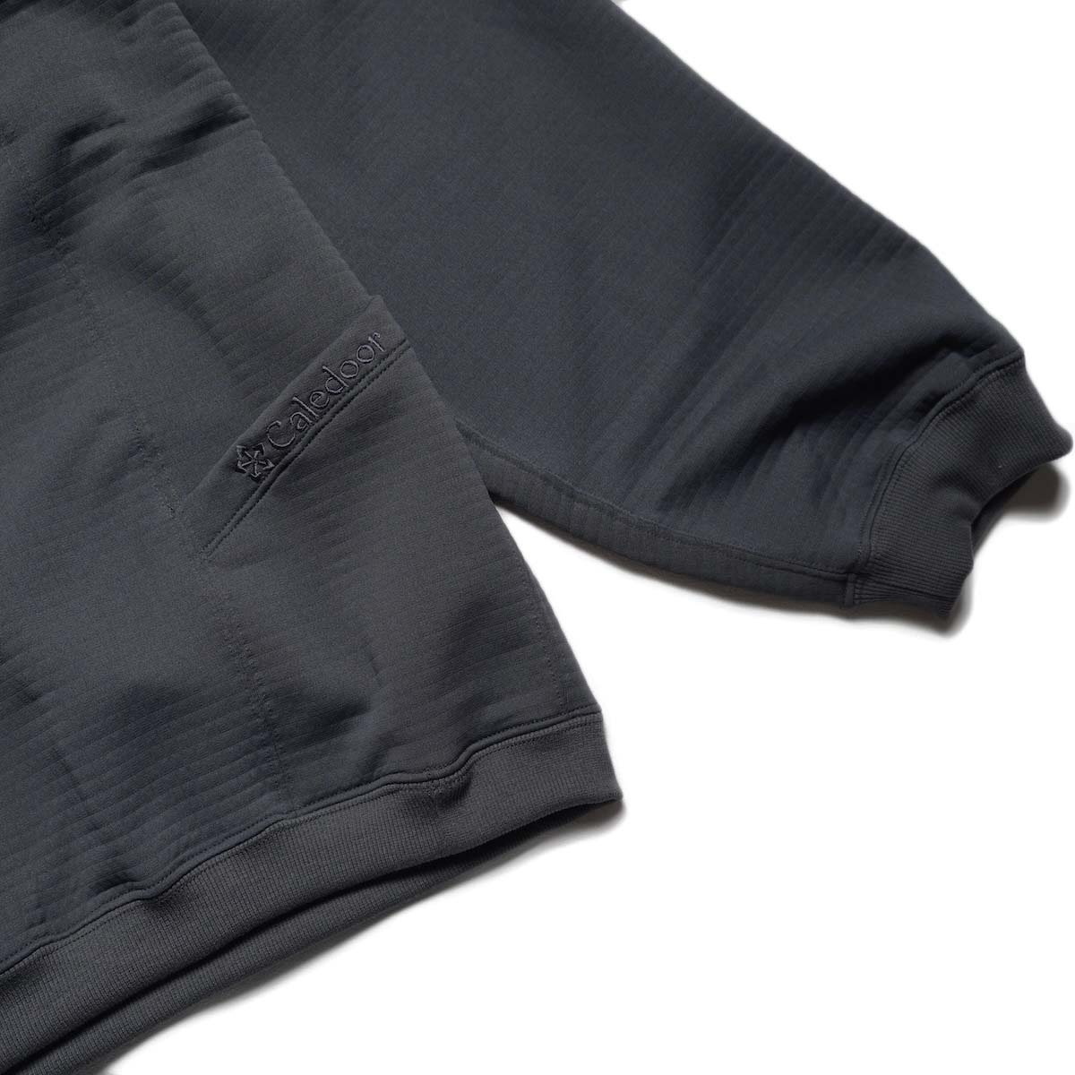 CALEDOOR / Grid Thermal Long Sleeve Tee (Gray) 袖先、サイドポケット