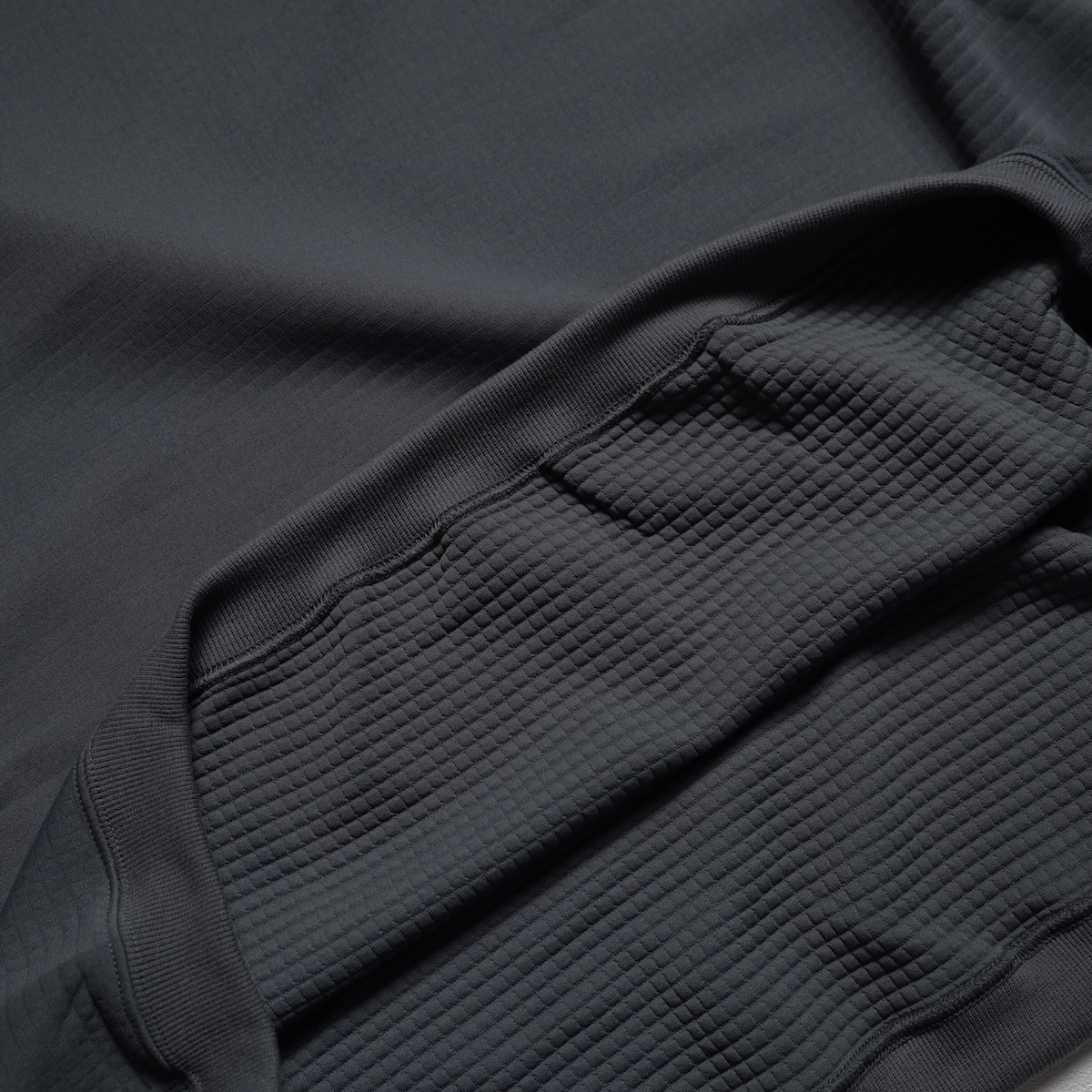 CALEDOOR / Grid Thermal Long Sleeve Tee (Gray)素材感