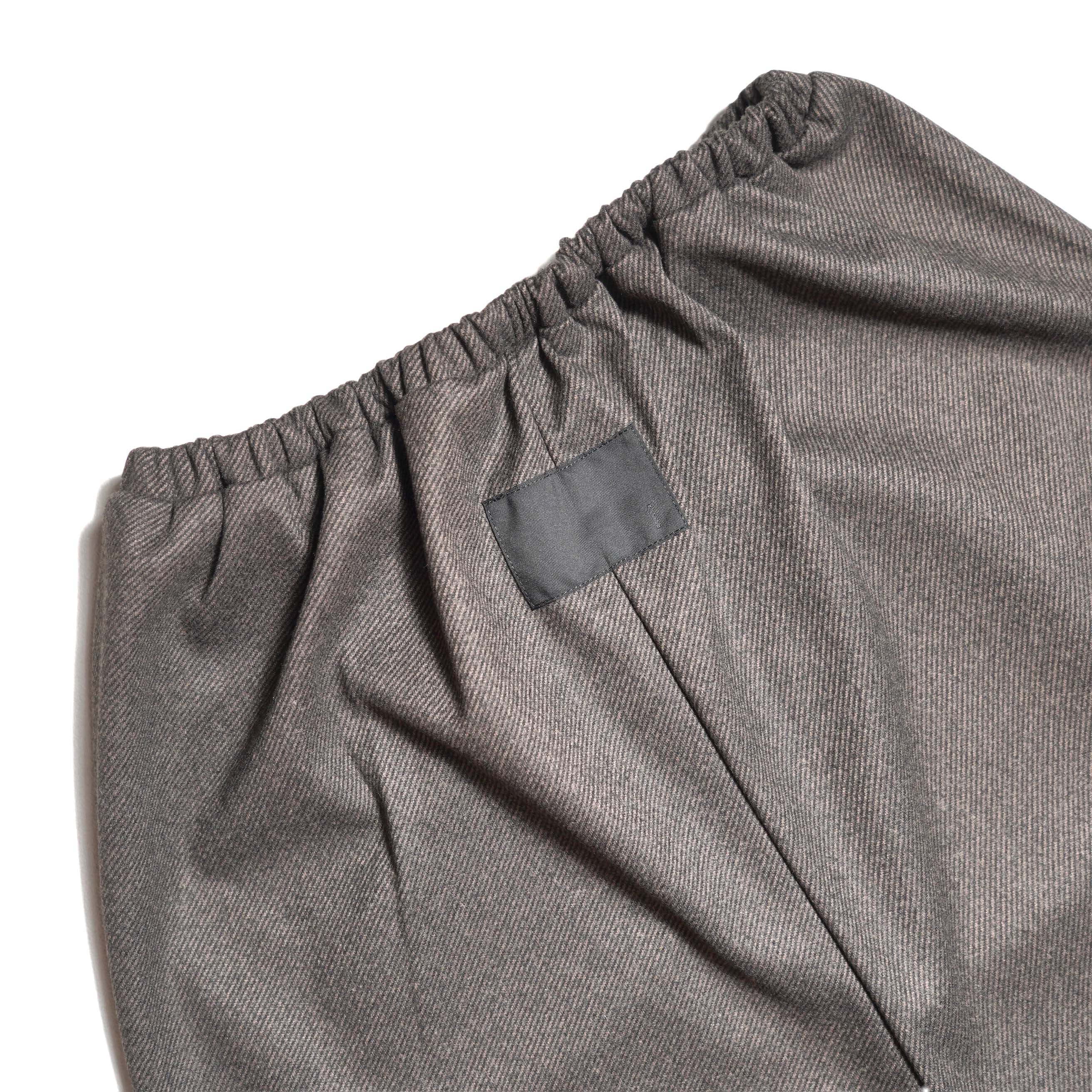 COGTHEBIGSMOKE / ALISON TROUSERS (Taupe) 背面・タグ