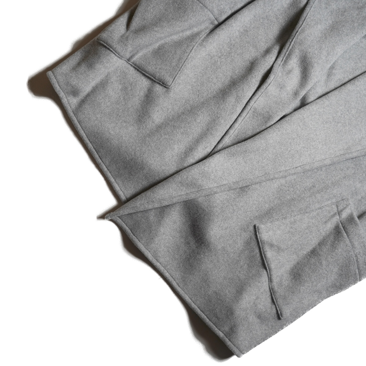 COGTHEBIGSMOKE / GITTY HOODED CAPE (Lt Grey)