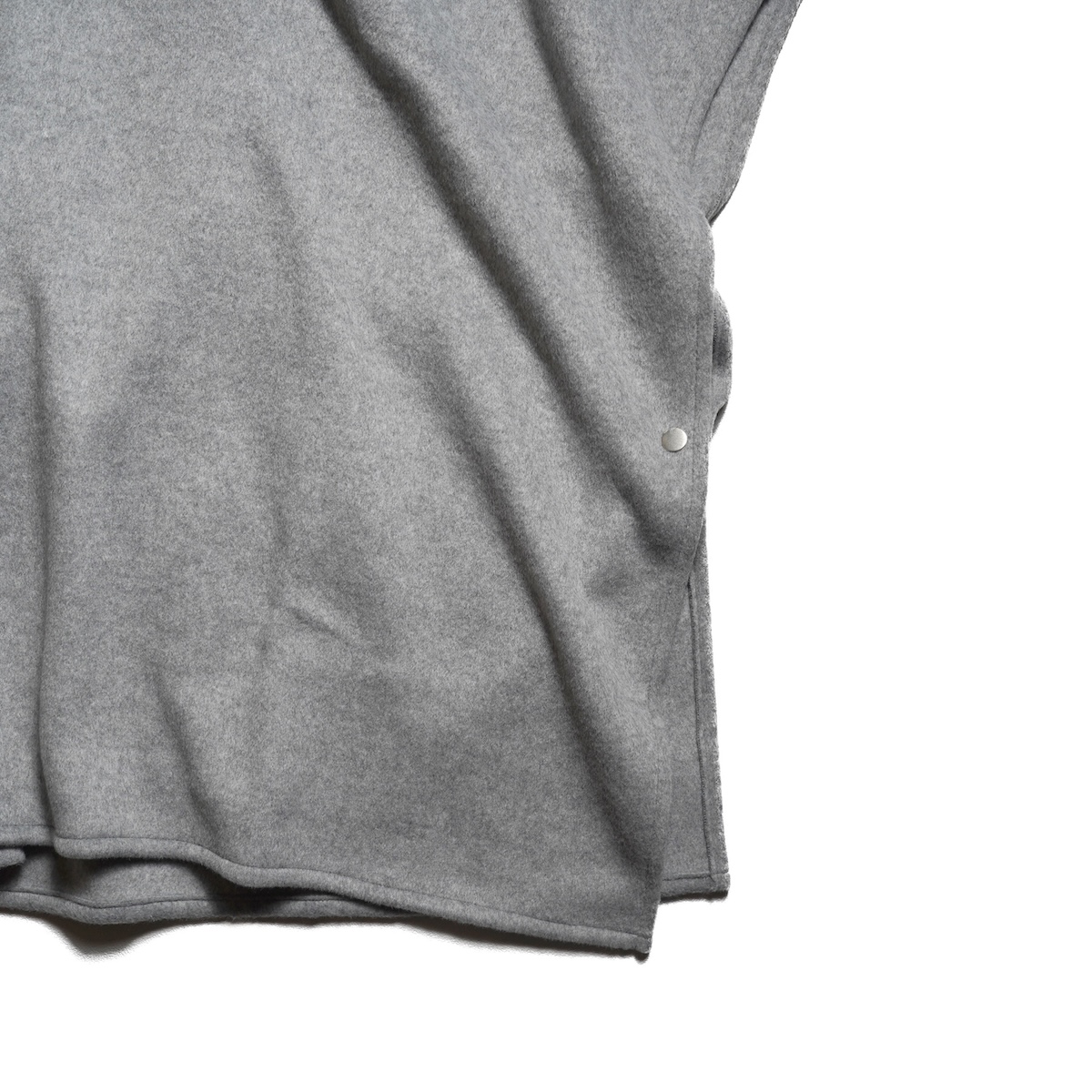 COGTHEBIGSMOKE / GITTY HOODED CAPE (Lt Grey)