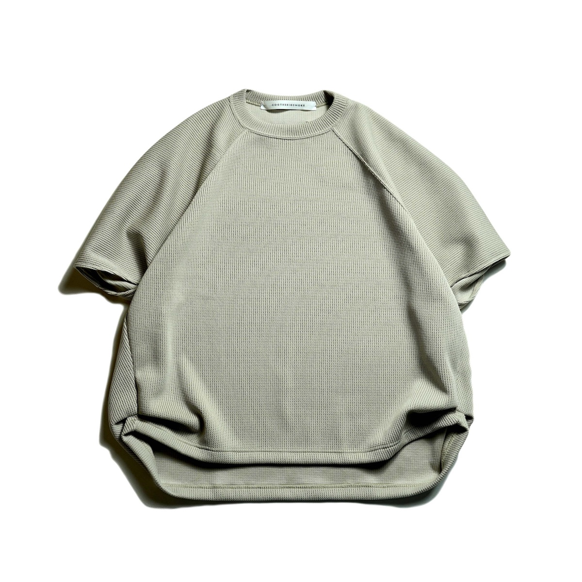 COGTHEBIGSMOKE / HELLEN PENTAGON TOP (Peal Grey) 正面