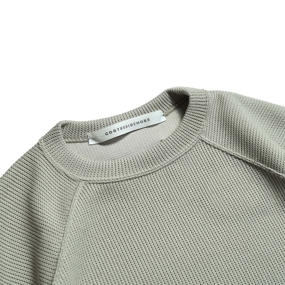 COGTHEBIGSMOKE / HELLEN PENTAGON TOP (Peal Grey) ネック