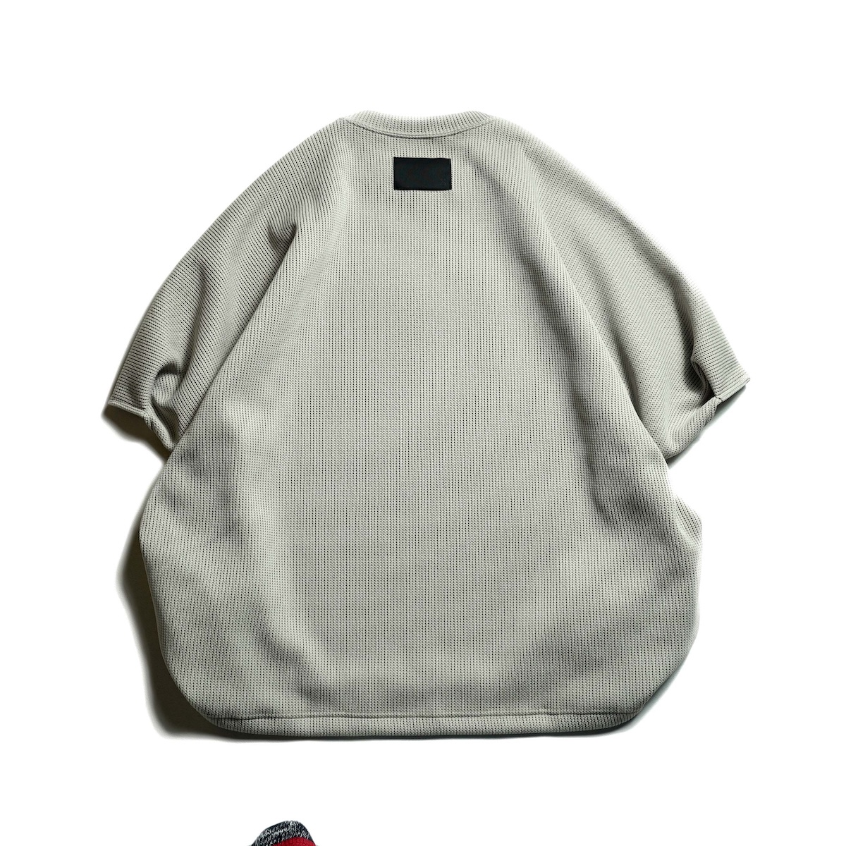 COGTHEBIGSMOKE / HELLEN PENTAGON TOP (Peal Grey) 背面