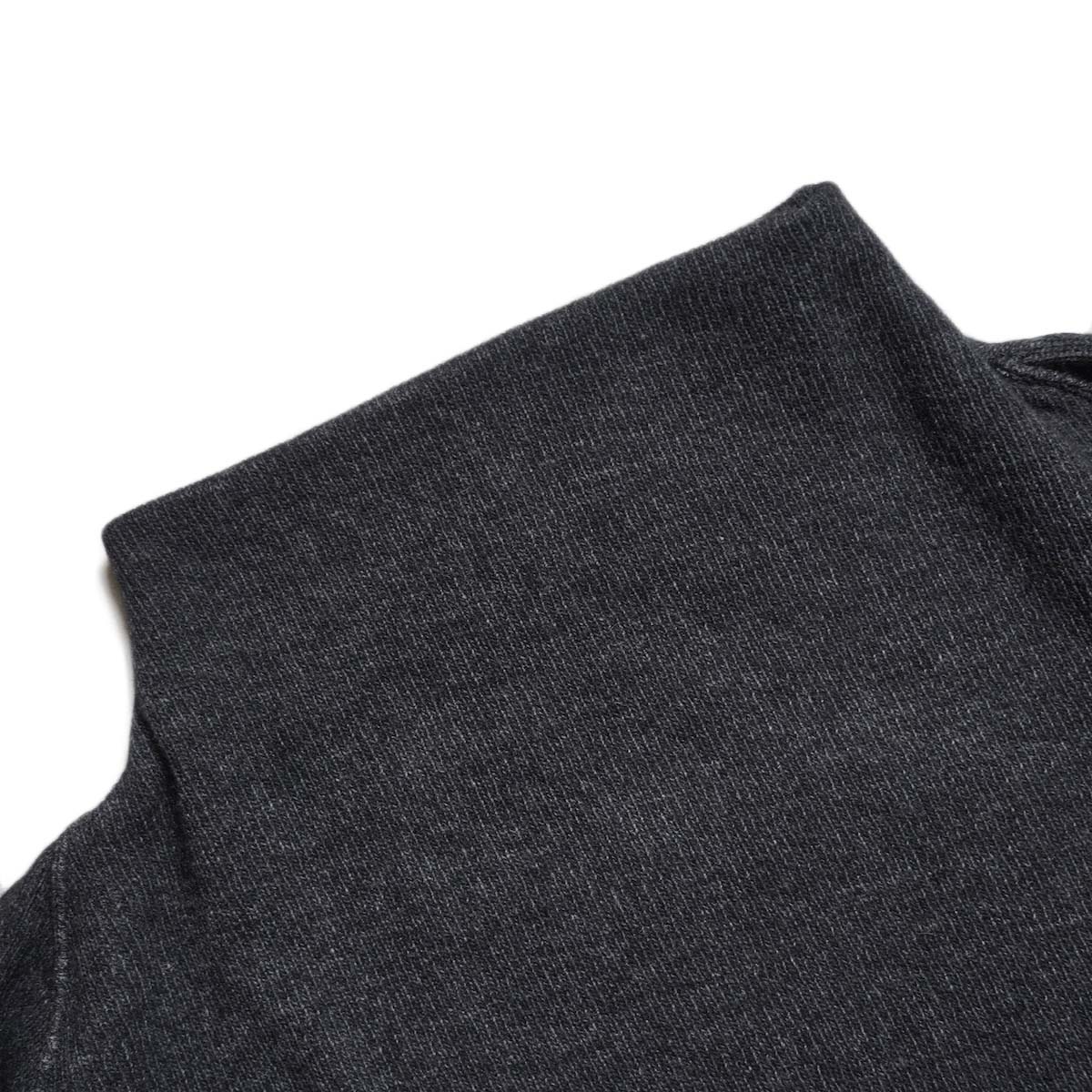 COGTHEBIGSMOKE / KORA BOTTLE NECK TOP (Charcoal) ネック