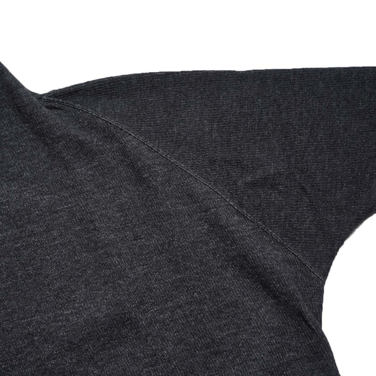 COGTHEBIGSMOKE / KORA BOTTLE NECK TOP (Charcoal) ラグランスリーブ