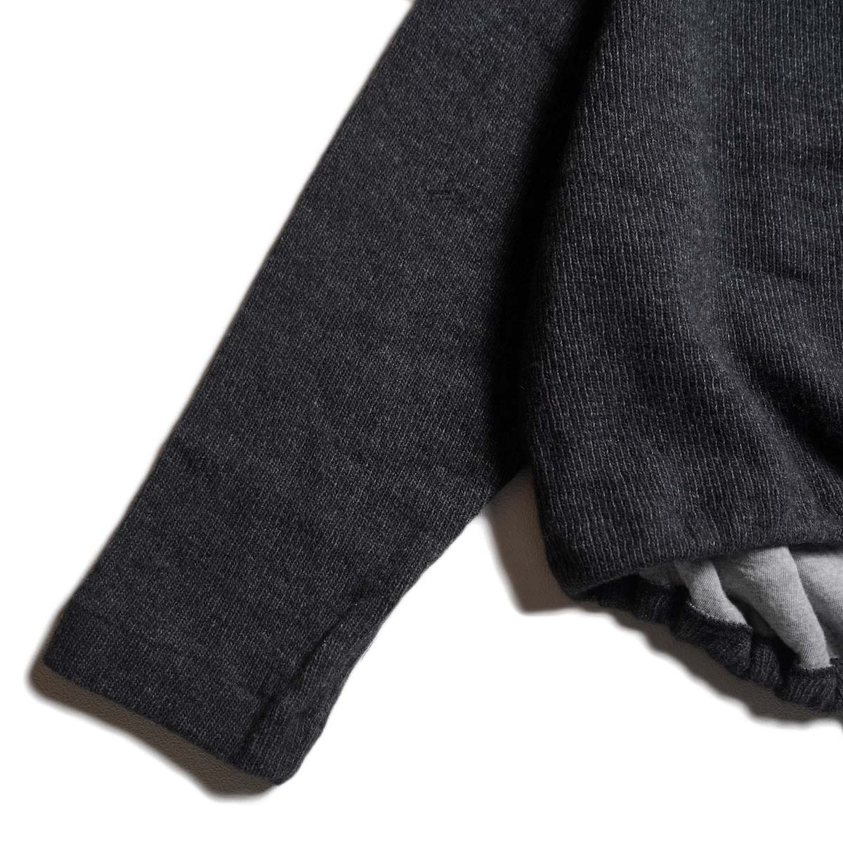 COGTHEBIGSMOKE / KORA BOTTLE NECK TOP (Charcoal) 袖