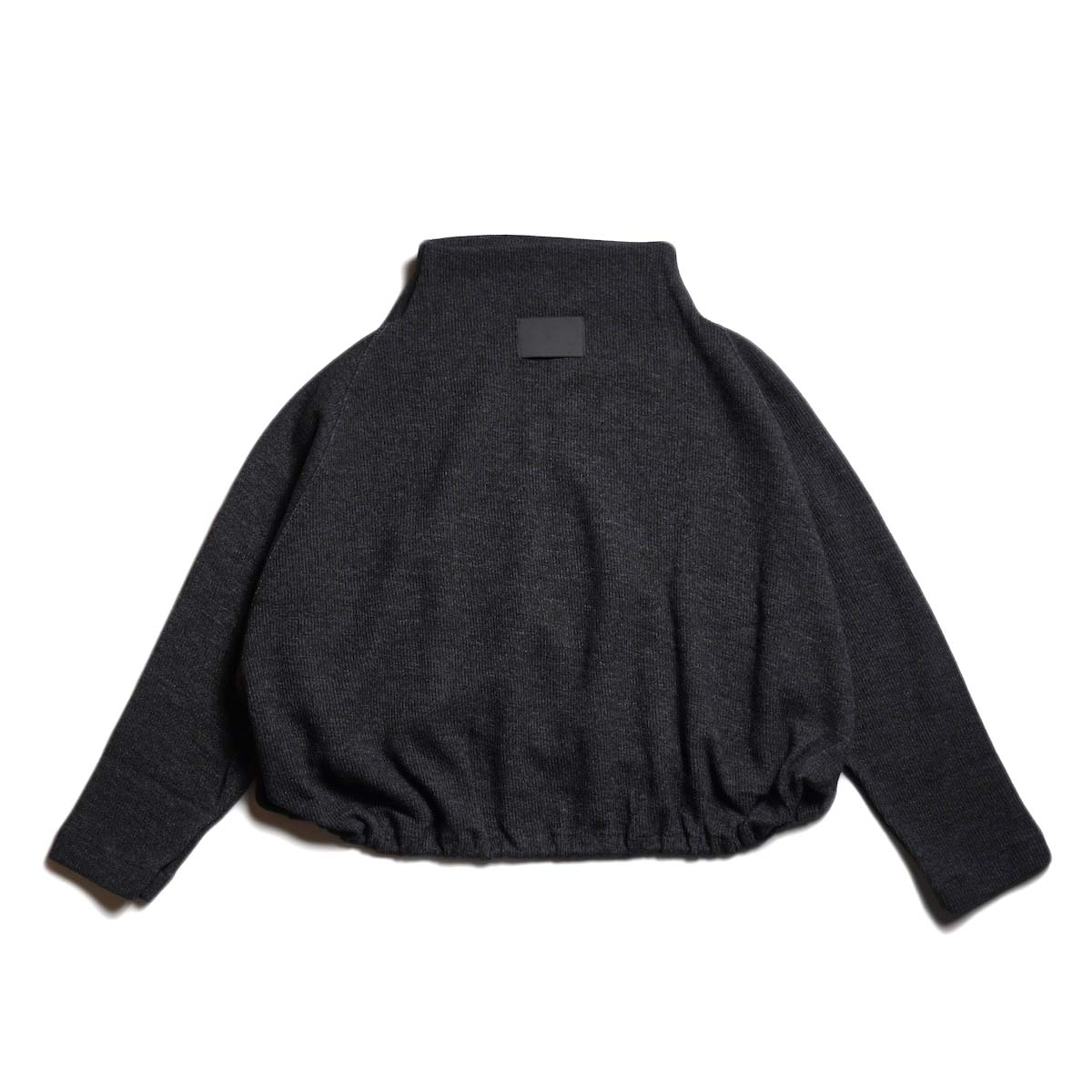 COGTHEBIGSMOKE / KORA BOTTLE NECK TOP (Charcoal) 背面