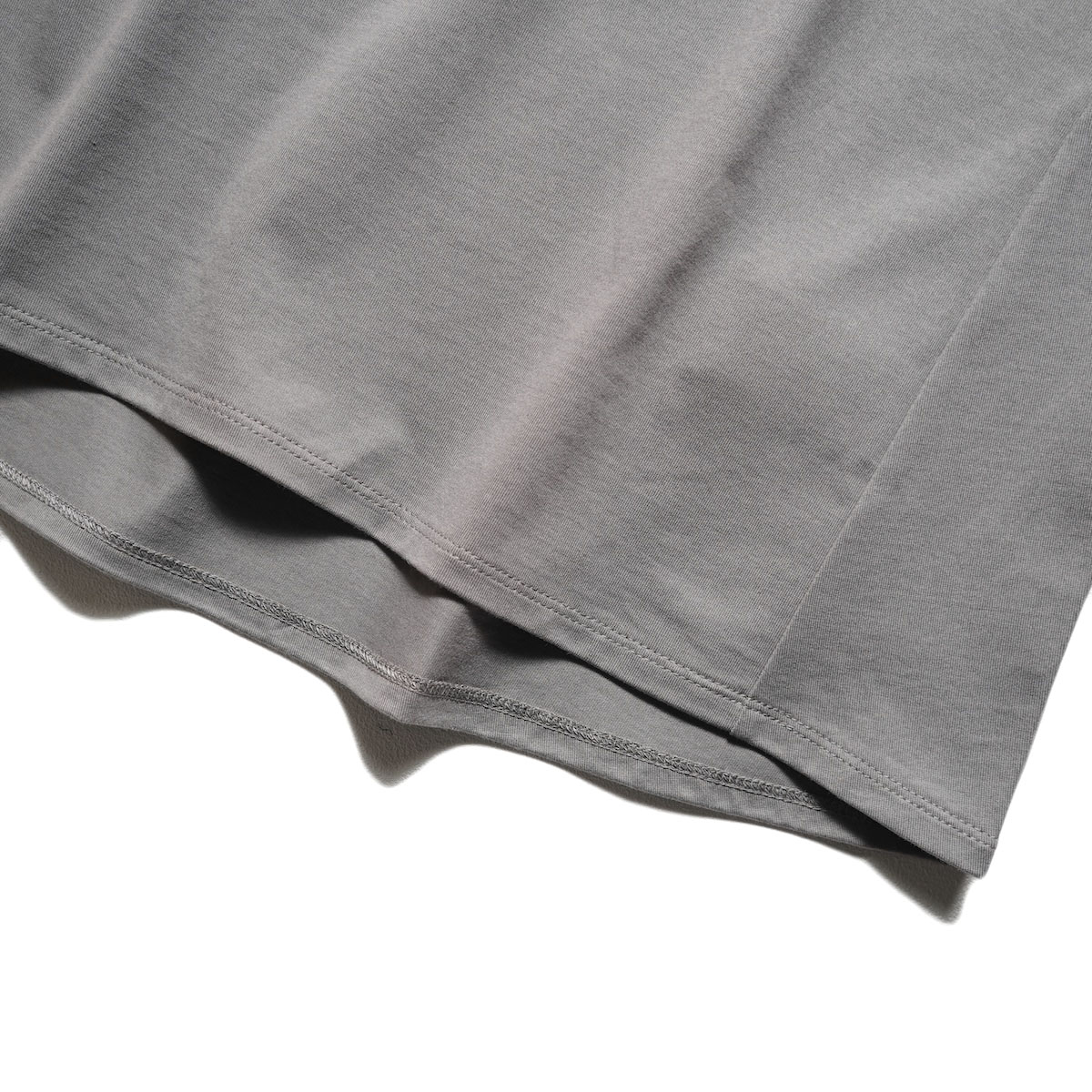 COGTHEBIGSMOKE / LISA FRENCH SLEEVE TOP (Ash Grey) 裾
