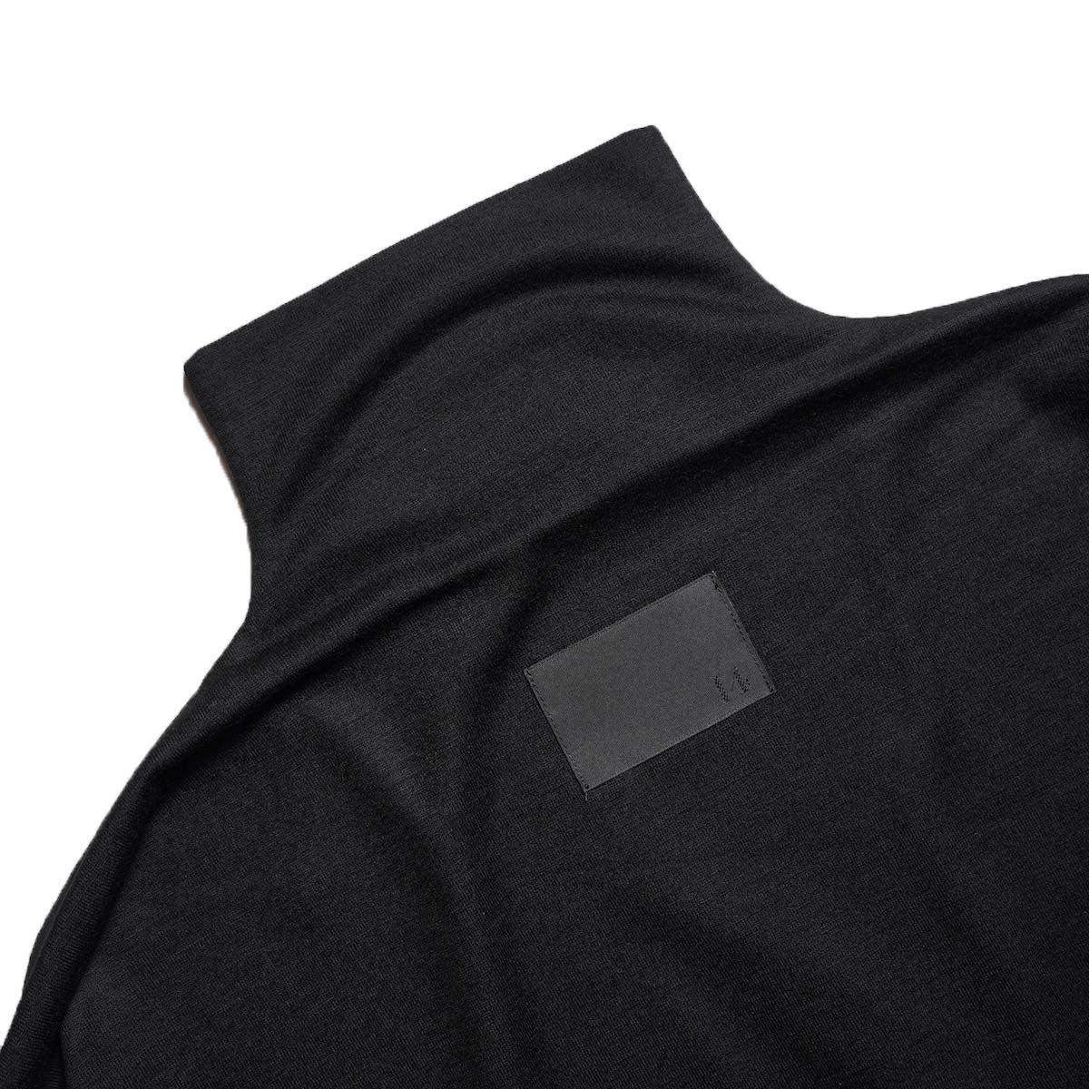 COGTHEBIGSMOKE / NAIA BOTTLE NECK TOP (Black) タグ