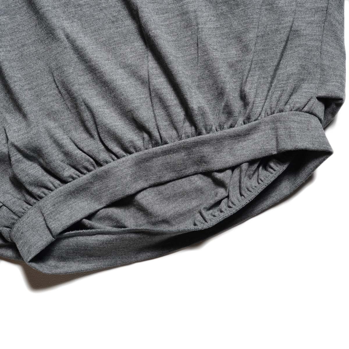 COGTHEBIGSMOKE / NAIA BOTTLE NECK TOP (Charcoal) 裾リブ