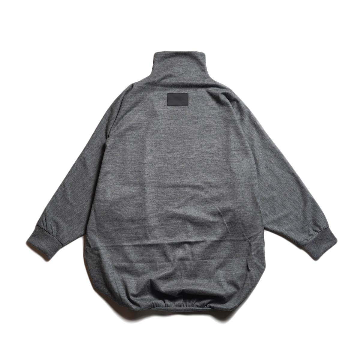 COGTHEBIGSMOKE / NAIA BOTTLE NECK TOP (Charcoal) 背面