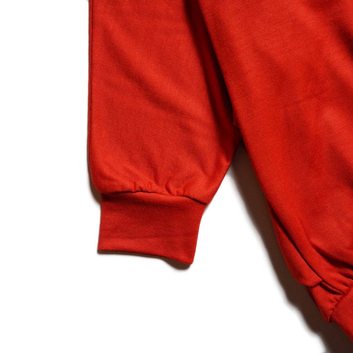 COGTHEBIGSMOKE / NAIA BOTTLE NECK TOP (Scarlet) 袖リブ