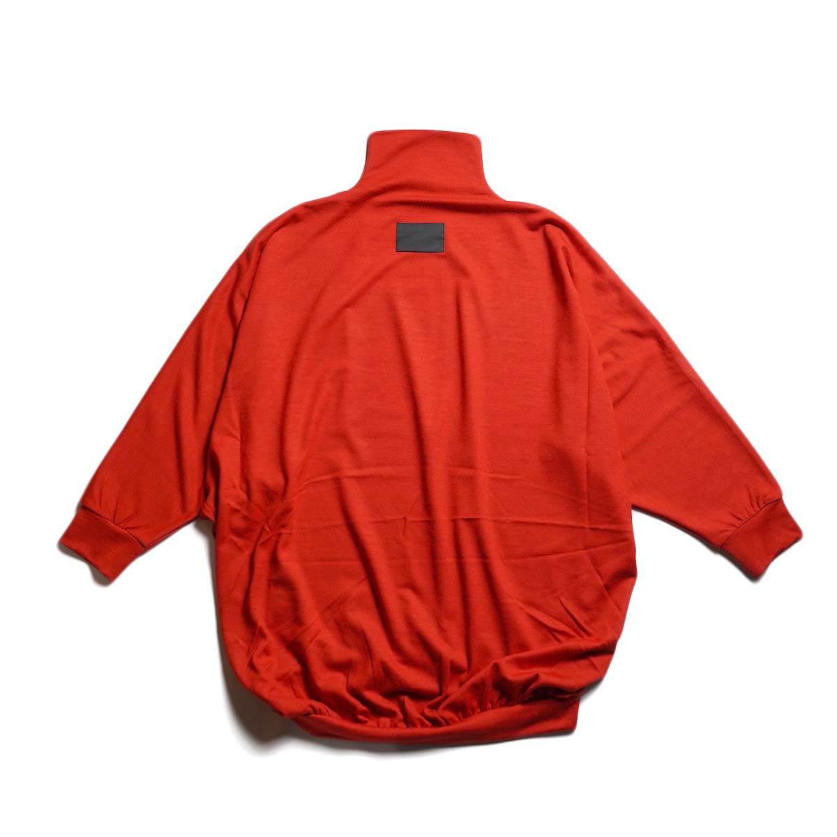 COGTHEBIGSMOKE / NAIA BOTTLE NECK TOP (Scarlet) 背面