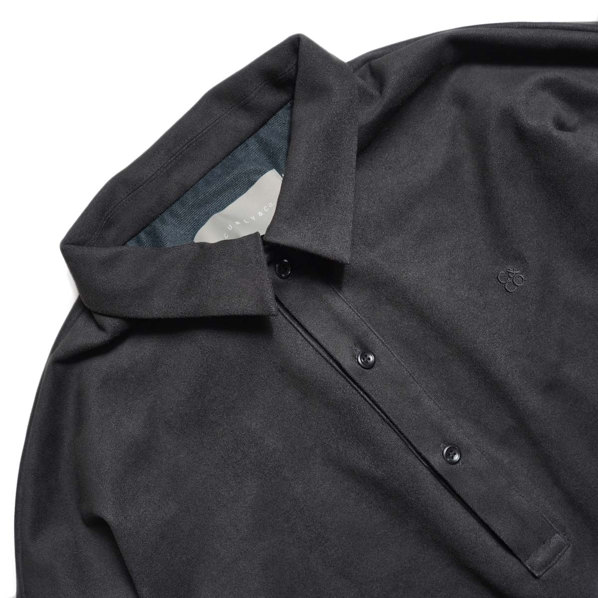 CURLY&Co. / SUEDE JERSEY P/O SHIRT (Black) 襟元