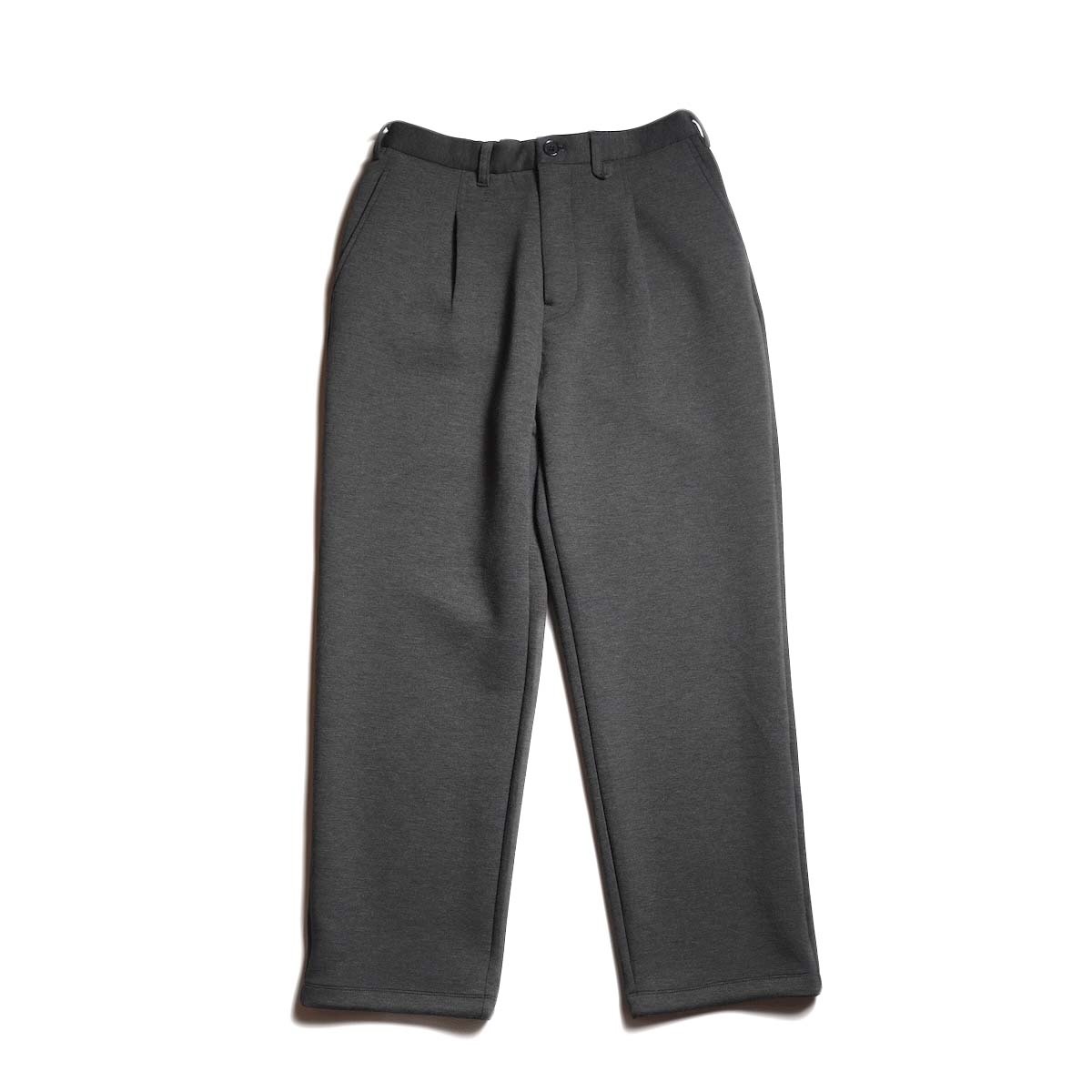 CURLY&Co. / AIR DOUBLE-KNIT STRAIGHT PANTS (Charcoal) 正面