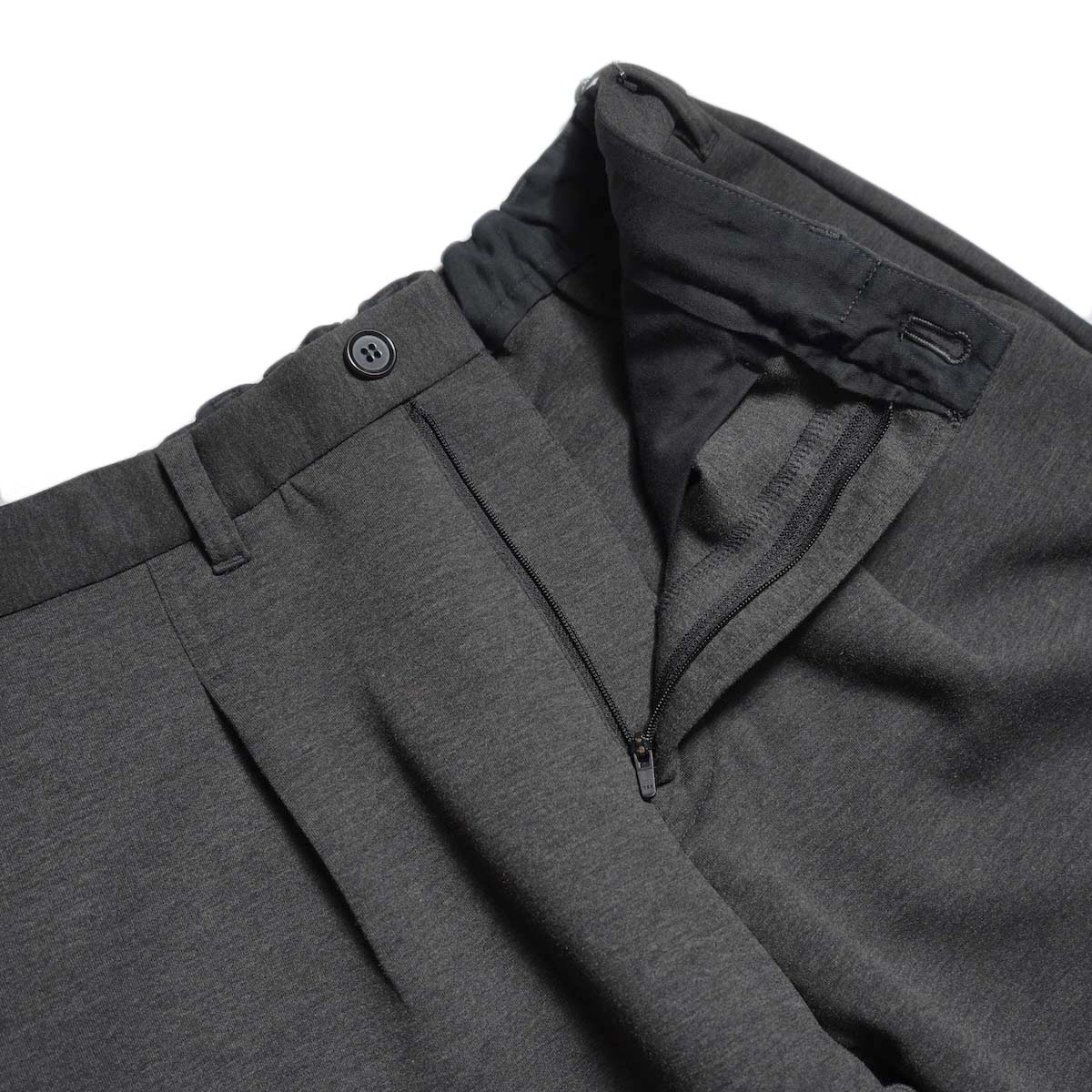 CURLY&Co. / AIR DOUBLE-KNIT STRAIGHT PANTS (Charcoal) ファスナー