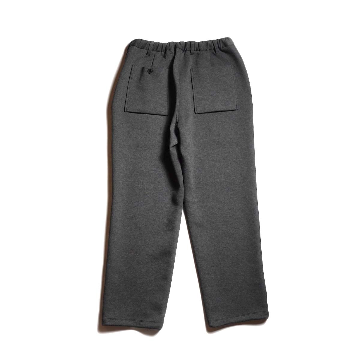 CURLY&Co. / AIR DOUBLE-KNIT STRAIGHT PANTS (Charcoal) 背面