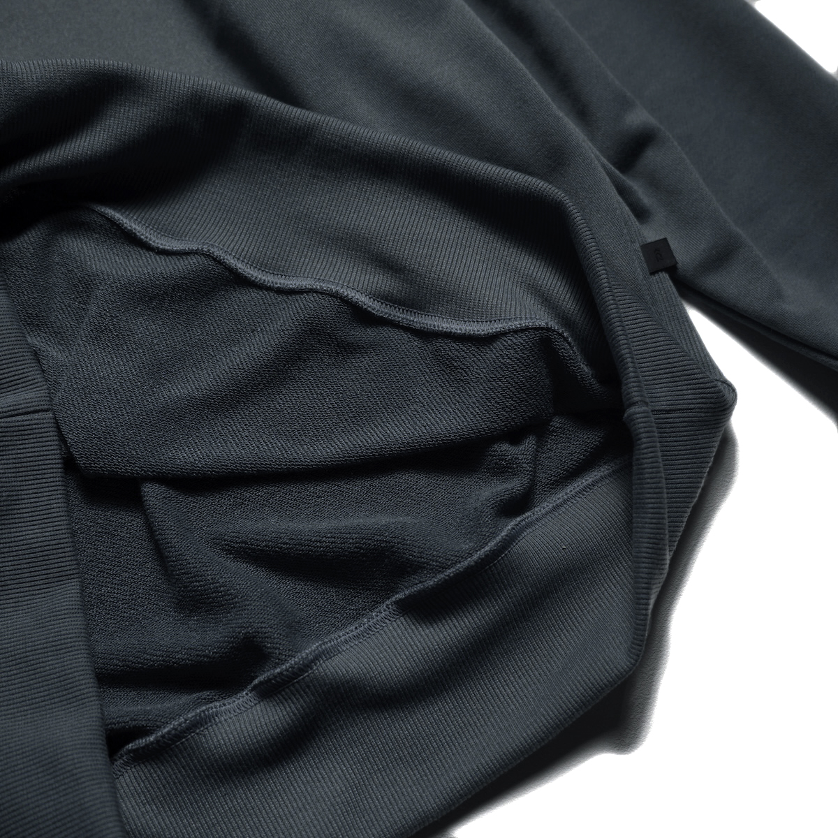 DAIWA PIER39 / TECH SWEAT CREW FREEDOM SLEEVE (Ink Black)