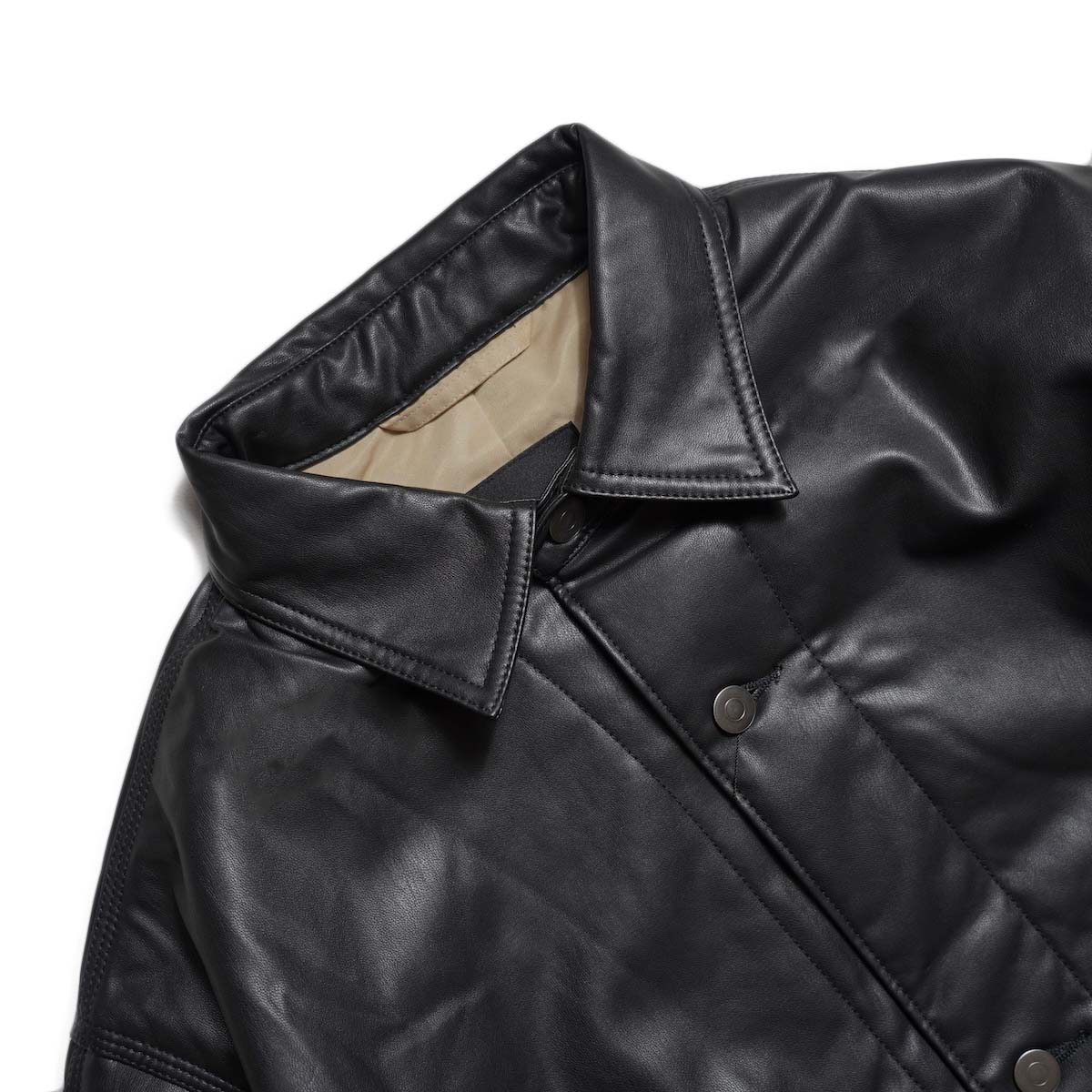 DAIWA PIER39 / TECH SYNTHETIC SKIN CHORE JACKET (Black) 襟元