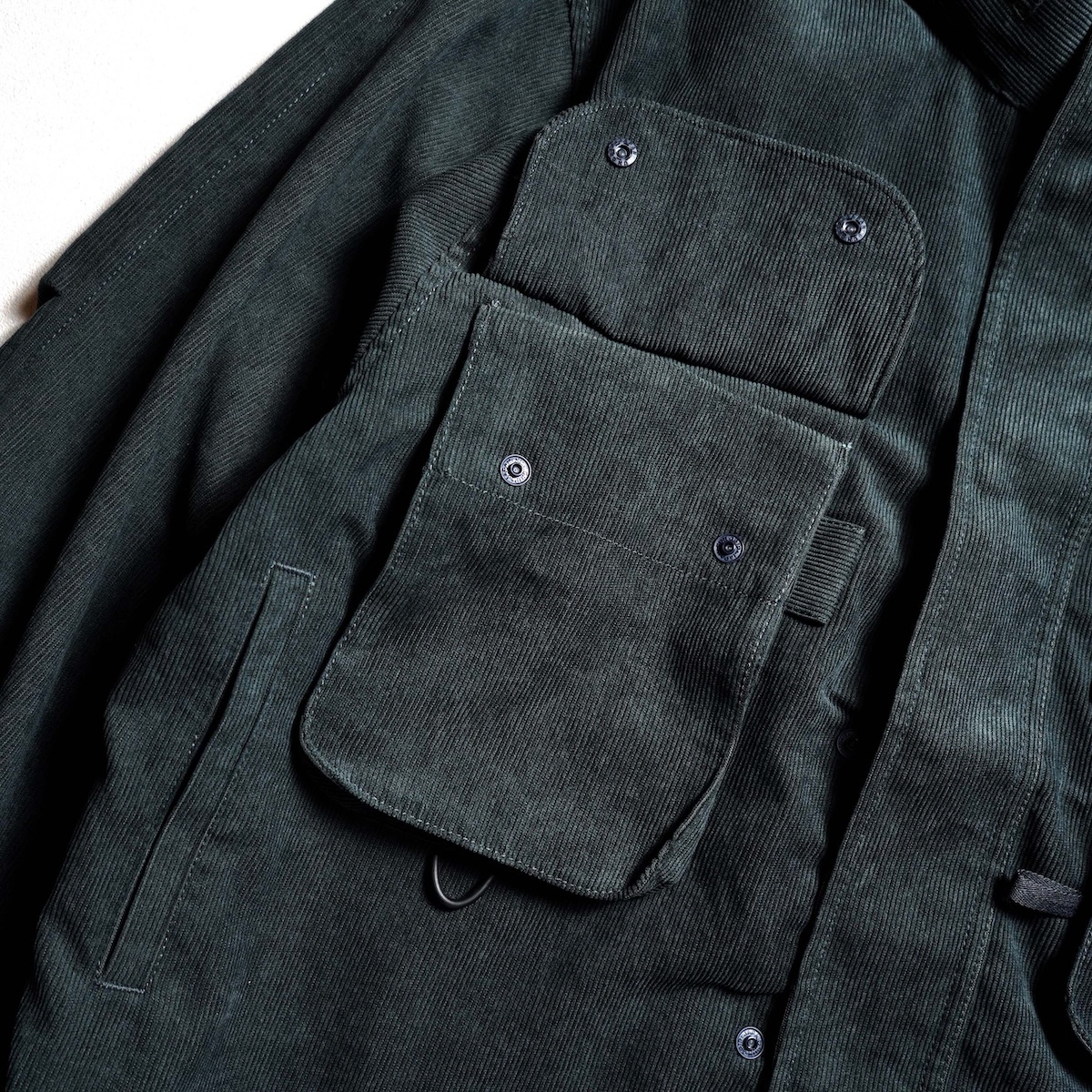 DAIWA PIER39 / TECH WADING JACKET CORDUROY (B.Green) フロントディテール