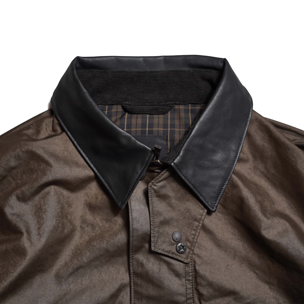DAIWA PIER39 / TECH BRITISH SHORT HUNTER JACKET (D.Brown) 襟元
