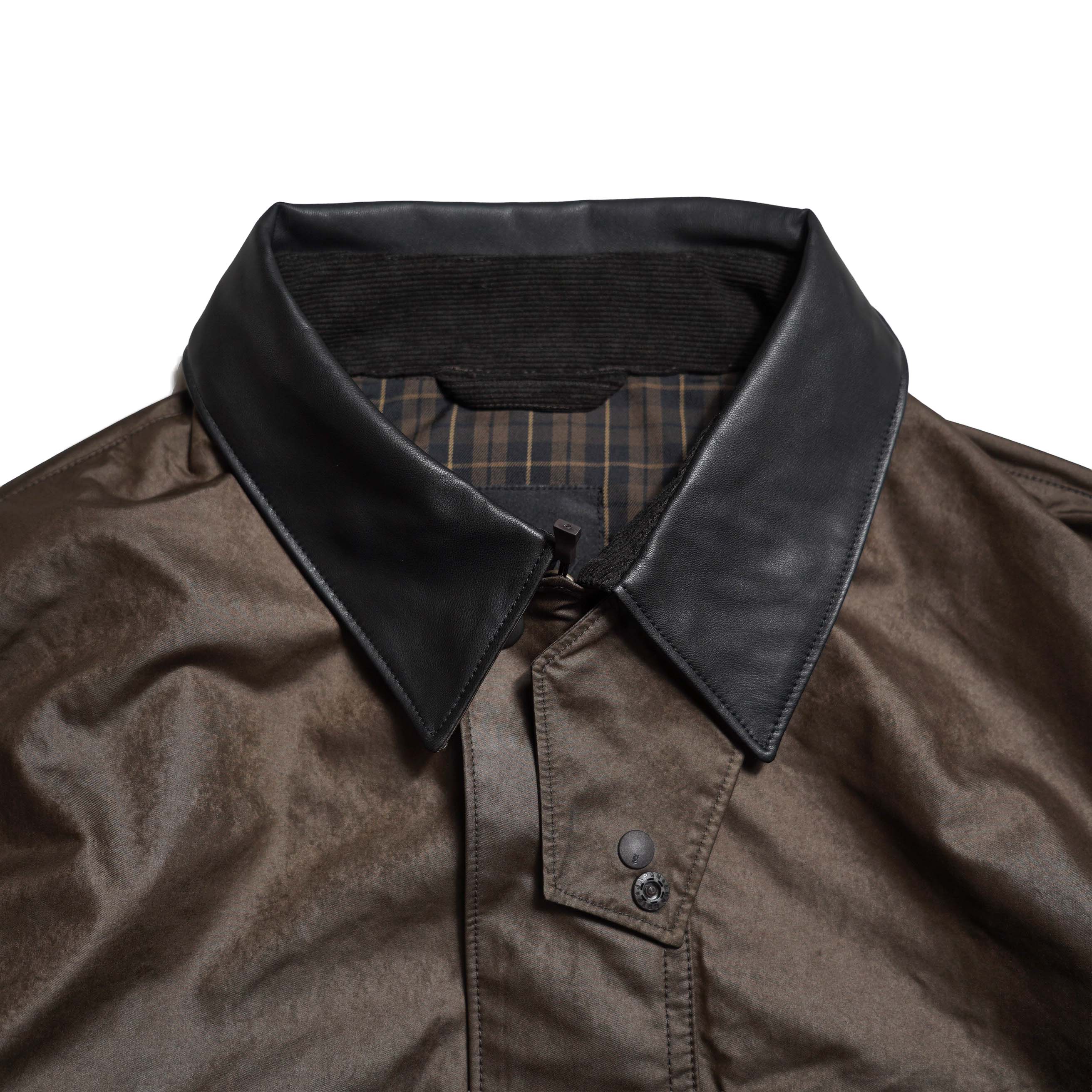 DAIWA PIER39 / W"s TECH BRITISH SHORT HUNTER JACKET (D.Brown) 襟元