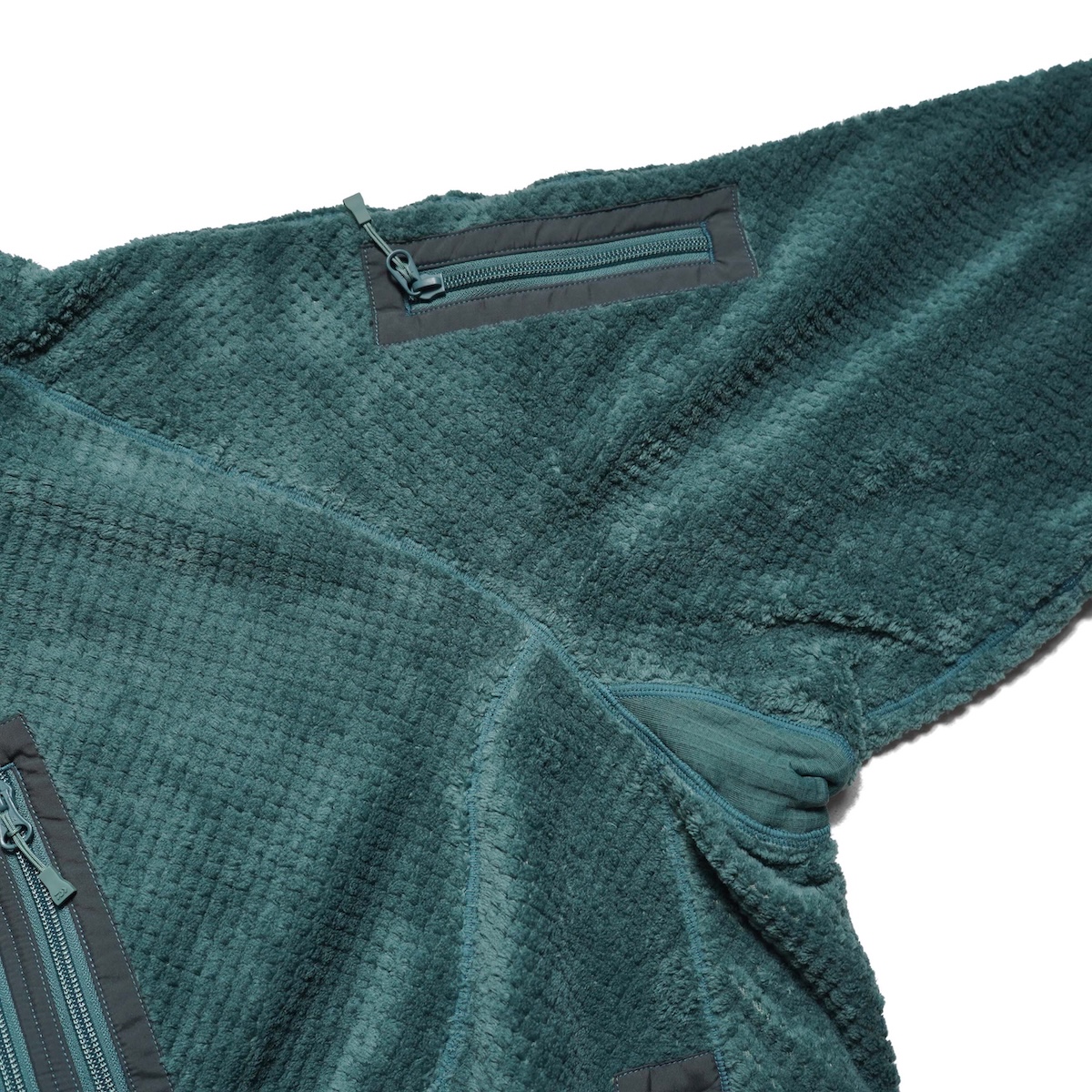 DAIWA PIER39 / TECH MIL FLEECE JACKET (Smoke Green) 袖ポケット