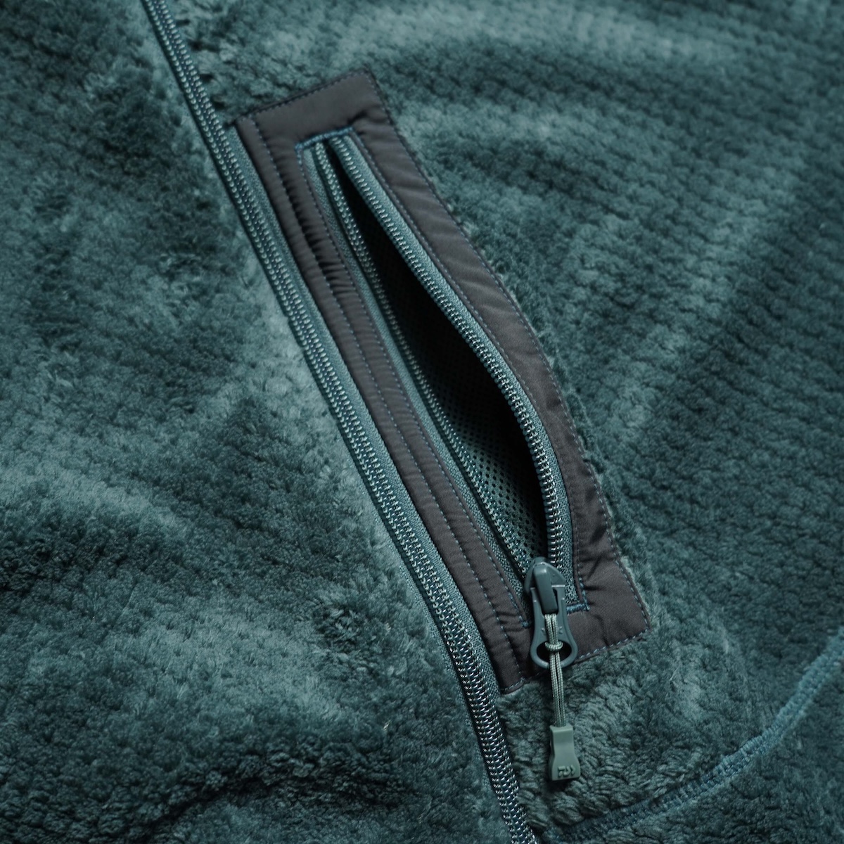 DAIWA PIER39 / TECH MIL FLEECE JACKET (Smoke Green)  胸ポケット