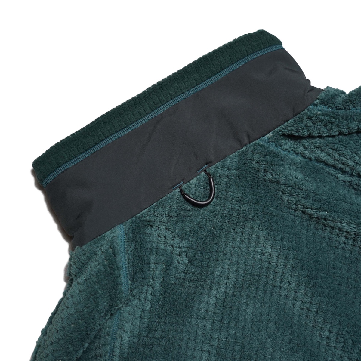 DAIWA PIER39 / TECH MIL FLEECE JACKET (Smoke Green)  襟元
