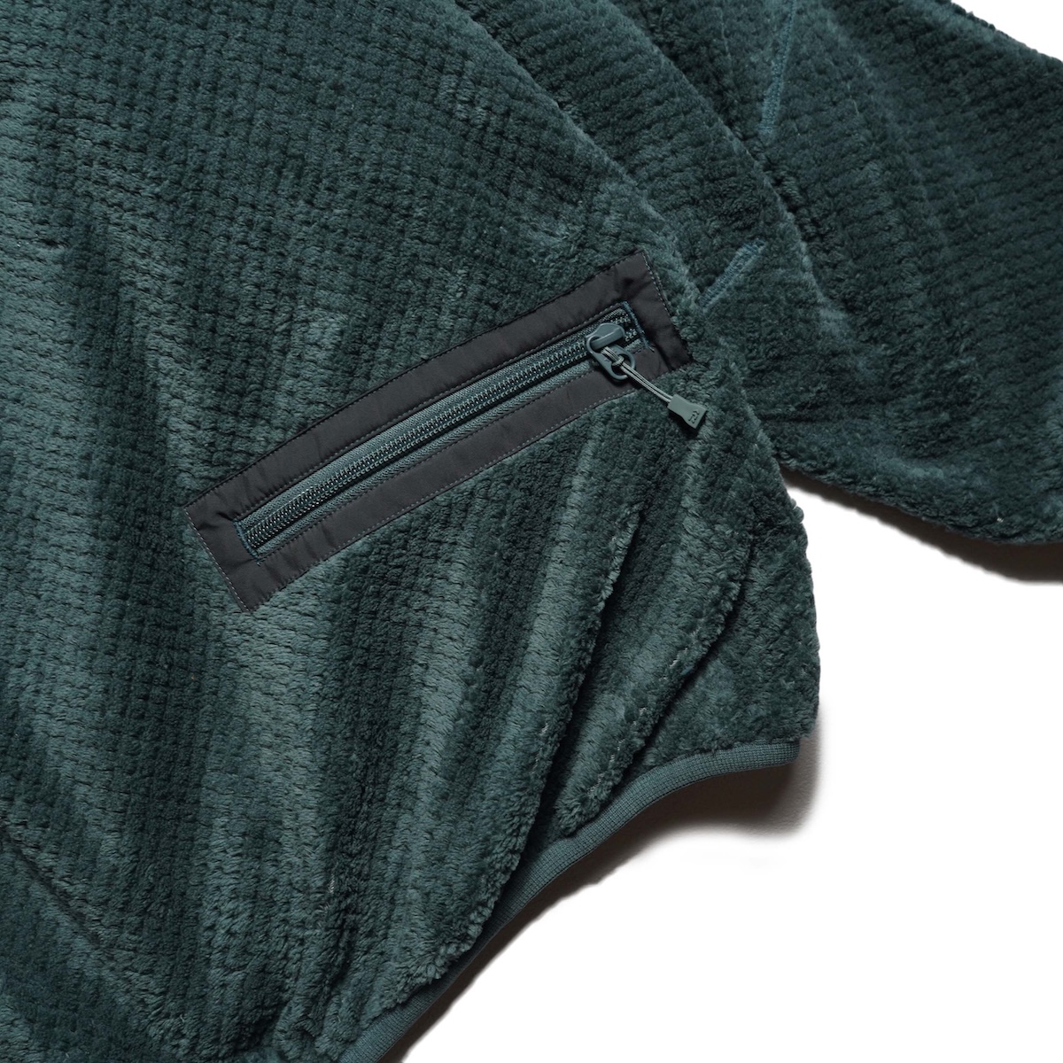 DAIWA PIER39 / TECH MIL FLEECE JACKET (Smoke Green) 背面ポケット