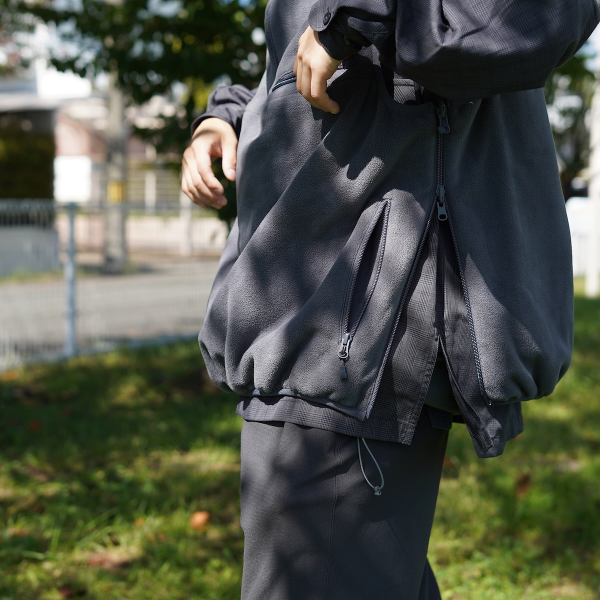 DAIWA PIER39 / TECH REVERSIBLE PULLOVER PUFF VEST (Charcoal)